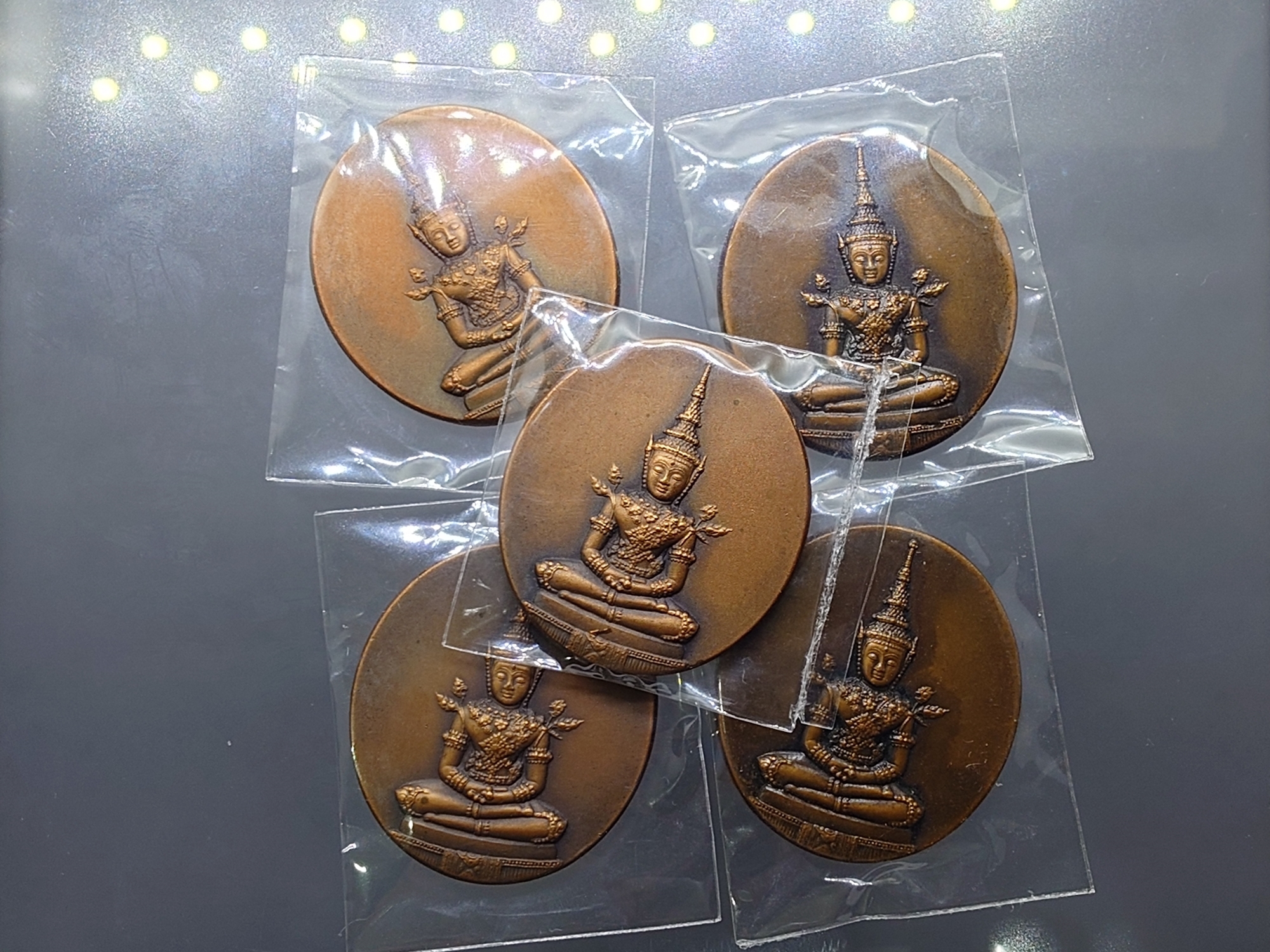 เหรียญพระแก้วมรกต มจร. เนื้อทองแดงซาติน พิธีมหาพุทธาภิเษก ณ พระอุโบสถวัดพระศรีรัตนศาสดาราม ปี2543