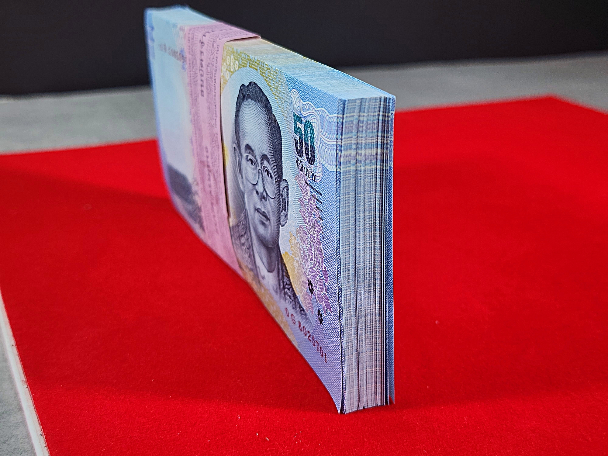 ธนบัตรยกแหนบ 100 ใบ เรียงเลข ธนบัตร 50 บาท แบบ 16 ไม่ผ่านใช้งาน สภาพสวยๆ พร้อมบรรจุตลับ