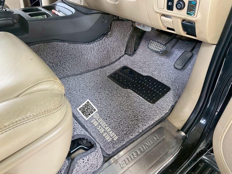 พรมปูพื้นรถยนต์ Toyota Fortuner เก่า ไวนิลเทา