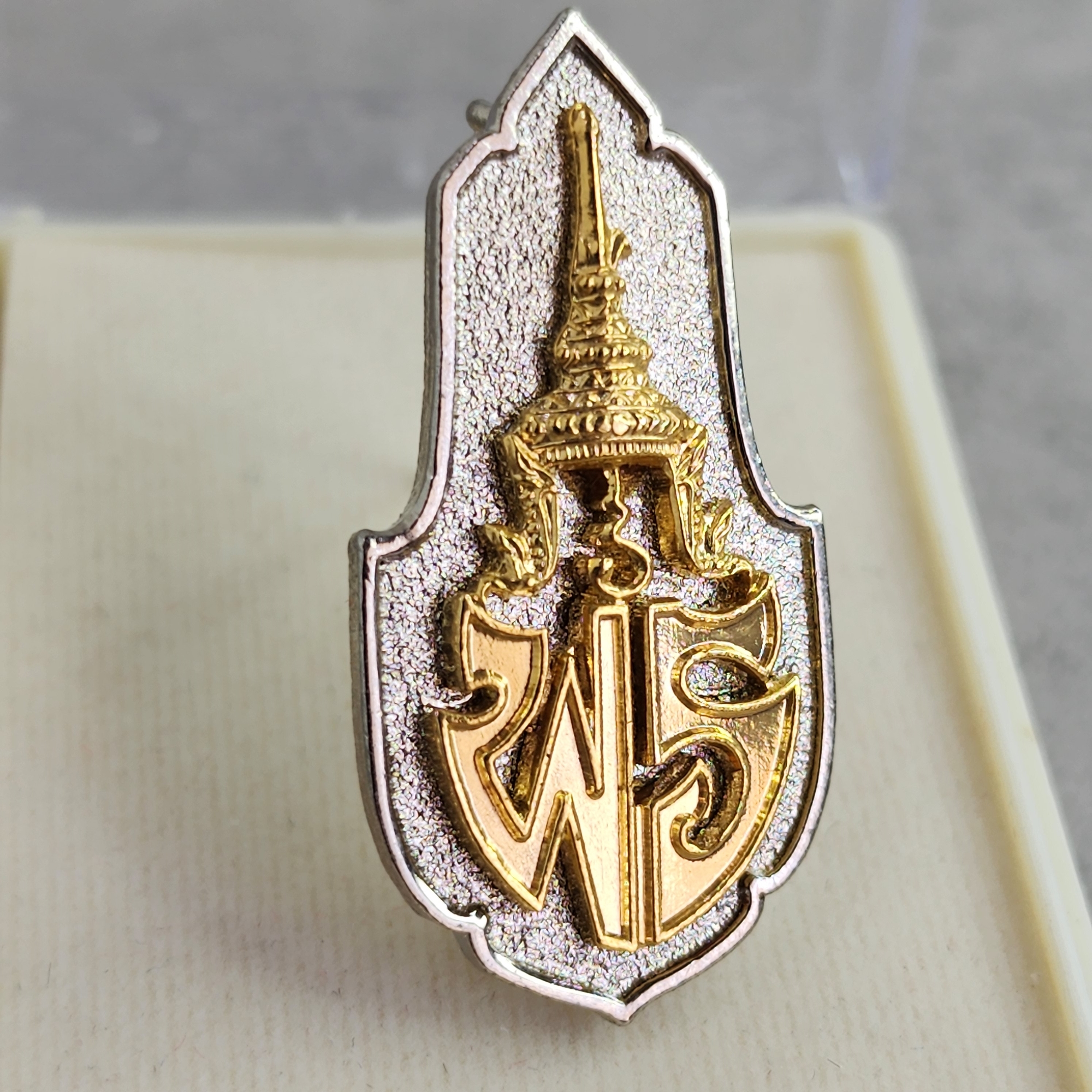 เข็มกลัด เข็มที่ระลึก เจ้าฟ้าเพชรรัตน์ฯ ครบ 80 พรรษา พ.ศ. 2548 พร้อมกล่องเดิมๆ