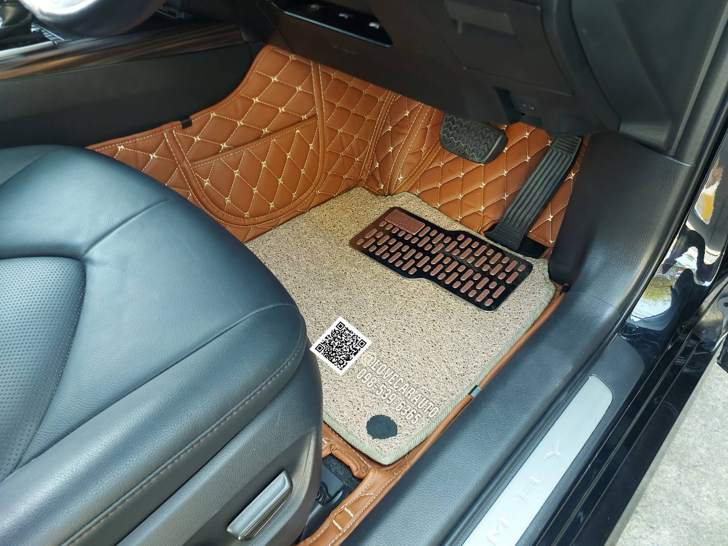 พรมปูพื้นรถยนต์ 7D Toyota Camry โตโยต้า คัมรี่ 2020 สีน้ำตาลเข้ม +ไวนิลสีครีม