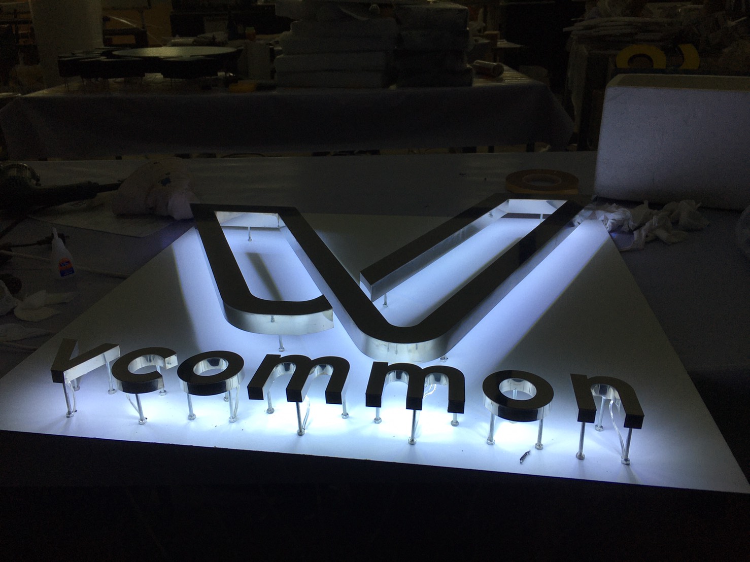 ป้ายไฟแอลอีดีแสตนเลสเงินเงาไฟออกหลัง งานVCOMMON