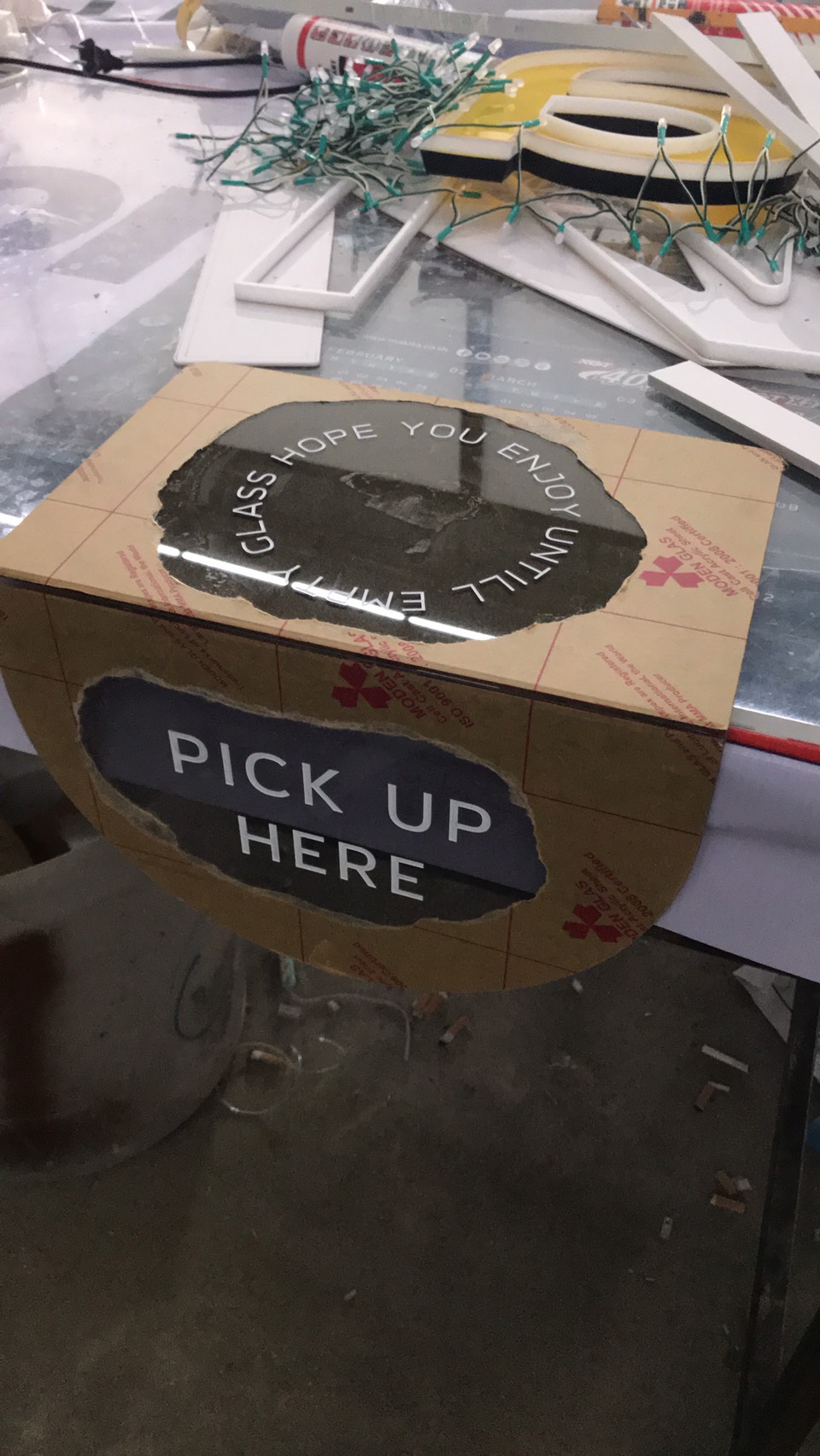 งานป้ายอะคริลิค ป้ายร้านคาเฟ่ งานอะคริลิคขุดลงสีขาว งานป้ายร้านคาเฟ่ PICK UP HERE HOPE YOU ENJOY UNTILL EMPTY GLASS