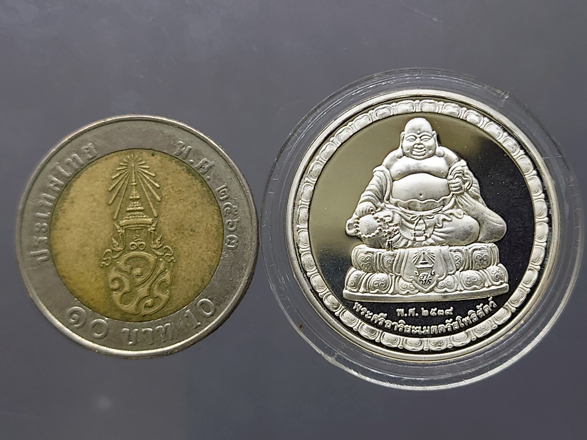 พระมหาโพธิสัตว์กวนอิม หลัง พระสังกัจจายน์ เนื้อเงินขัดเงาพ่นทราย วัดโพธิ์แมนคุณาราม ปี2539 (ขนาด 2.8 เซน) พร้อมกล่องเดิม ใบรับรอง