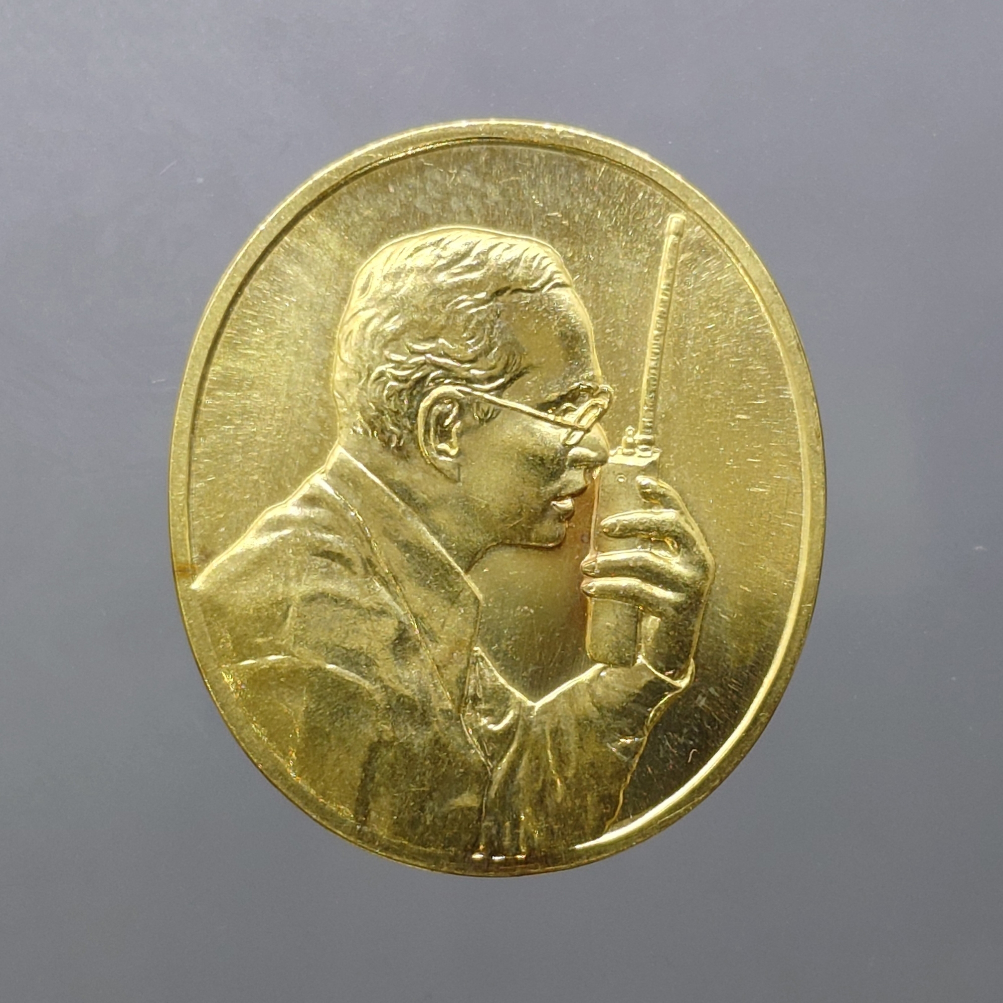 เหรียญในหลวงทรงวิทยุ (เหรียญในหลวงทรงวอ) เนื้อทองคำแท้ ที่ระลึกเฉลิมพระเกียรติ พระราชกรณียกิจด้านการสื่อสารกรมไปรษณียโทรเลข พ.ศ.2539