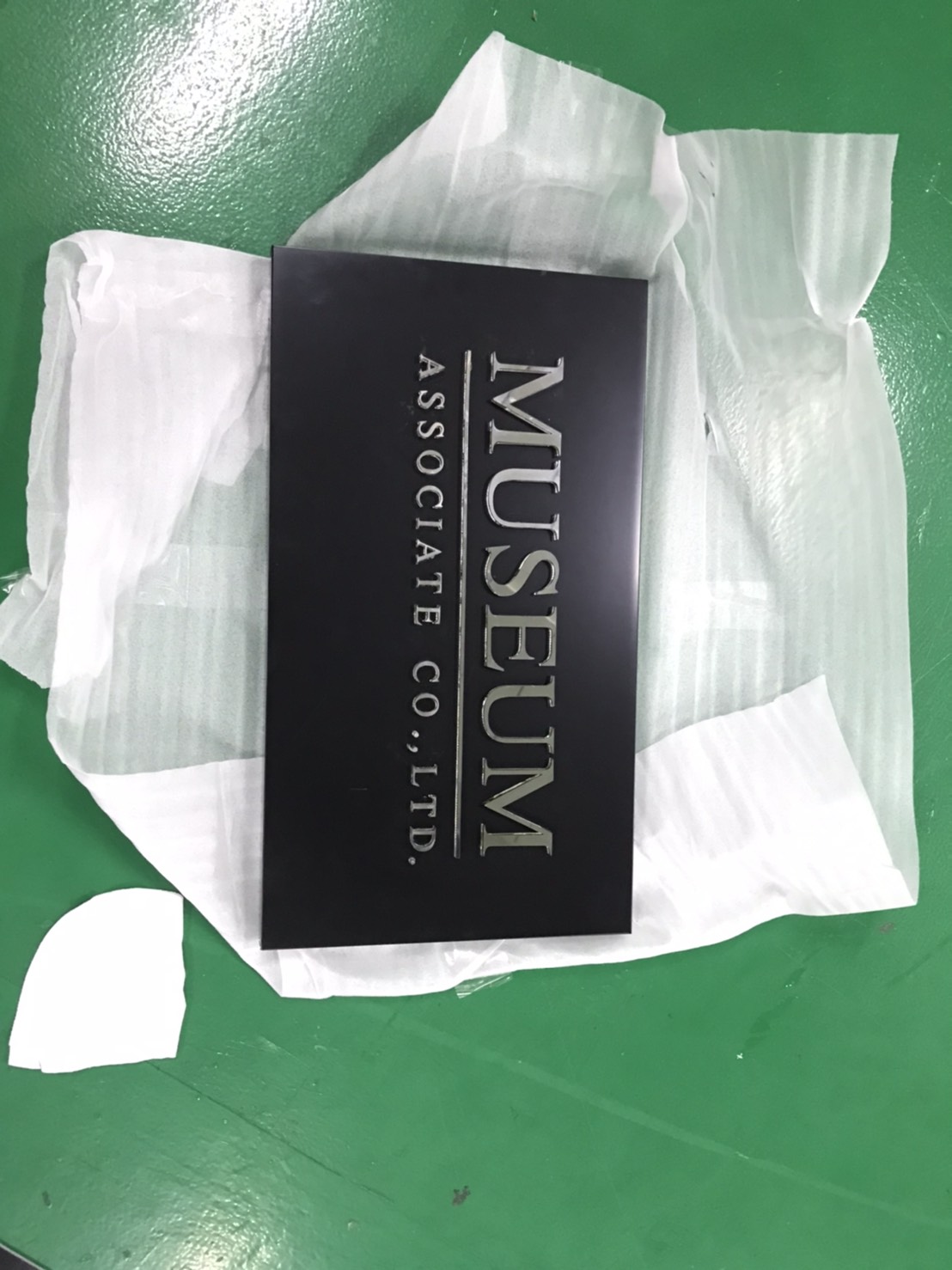 ป้ายบริษัท พื้นเป็นคอมโพสิต ตัวอักษรเป็นอะคริลิคปะหน้าด้วยอะคริลิคเงินเงา งานMUSEUM