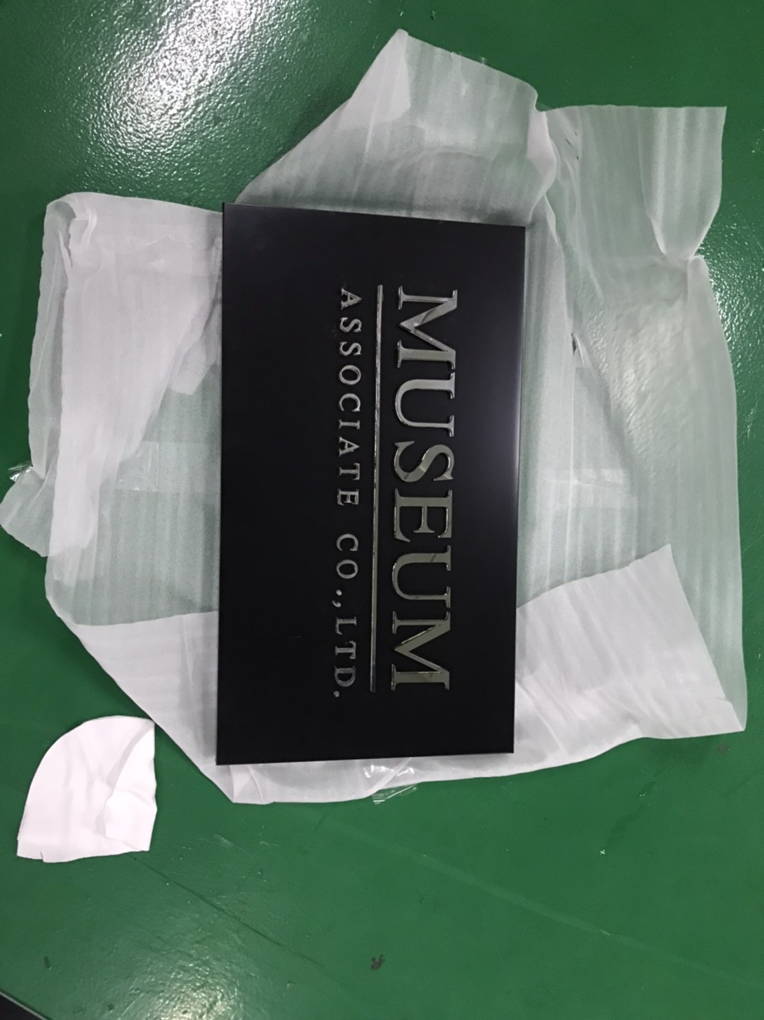 ป้ายบริษัท พื้นเป็นคอมโพสิต ตัวอักษรเป็นอะคริลิคปะหน้าด้วยอะคริลิคเงินเงา งานMUSEUM