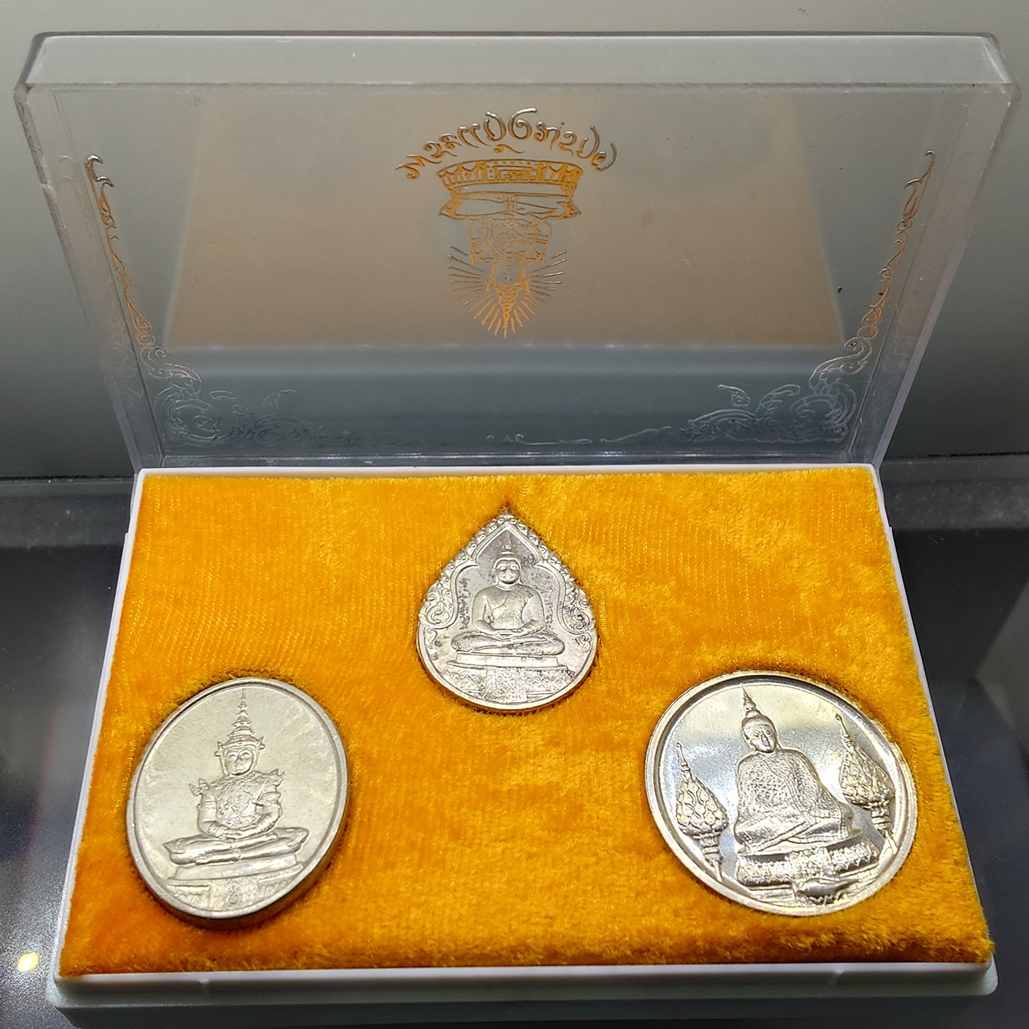 เหรียญพระแก้วมรกต ภปร รุ่นแรก ชุด 3 ฤดู เนื้อเงิน ฉลองกรุงรัตนโกสินทร์ 200 ปี พ.ศ.2525 พร้อมกล่องเดิมๆ