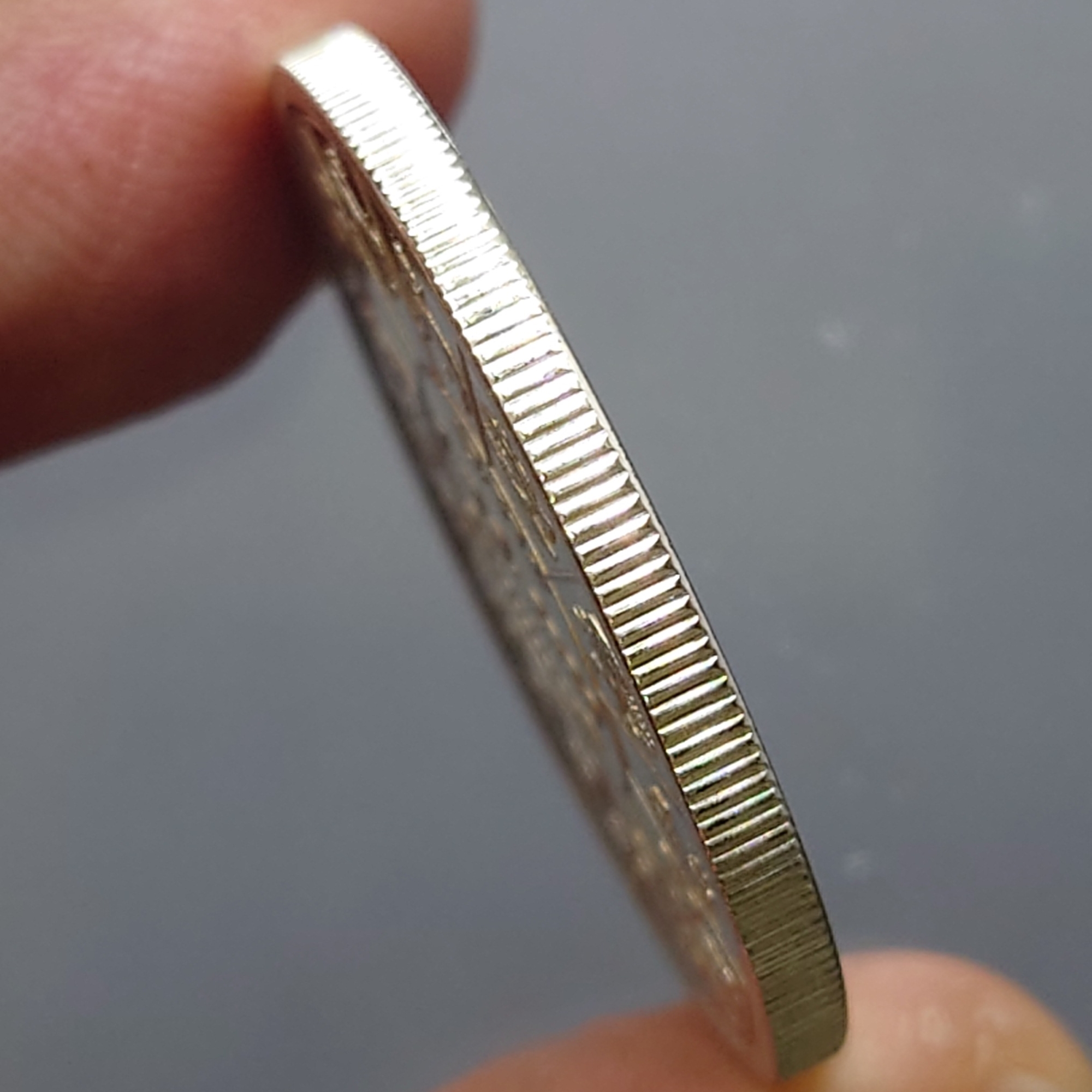 เหรียญพระรูป ร5 รุ่นมหาลาภ หลังยันต์ 12 ราศี เนื้อเงินขัดเงา บล็อกนอก ญสส พุทธาภิเษก วัดพระศรีศาสดาราม ปี2539 พร้อมกล่องหนัง