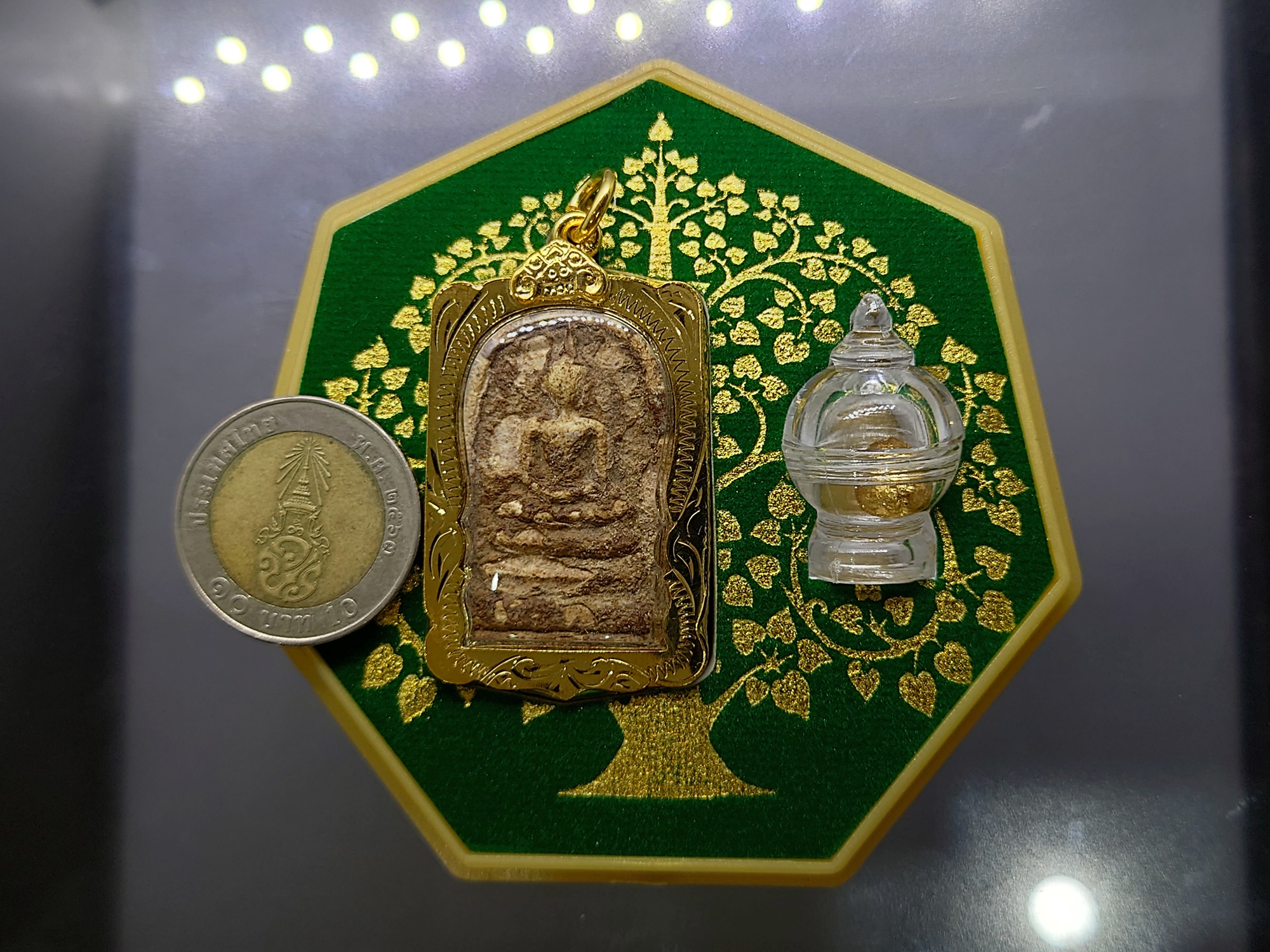 พระสมเด็จวัดระฆังย้อนยุค ผสมมวลสารเก่า ขี้ผึ้งเทียนชัย รุ่นอริยทรัพย์และกุศลทรัพย์ (คณะ๙) มูลนิธิพุทธคยา จัดสร้าง ปี2558 พร้อมกล่องเดิม