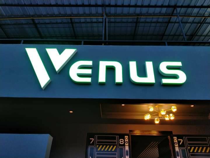 งานป้ายร้านอาหารVENUS ป้ายไฟตัวอักษรไฟออกหน้าแอลอีดี งานป้ายบริษัทVENUS