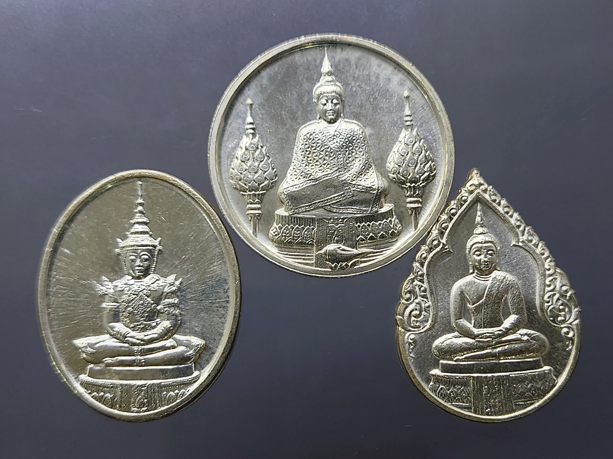 เหรียญพระแก้วมรกต ภปร รุ่นสอง ชุด 3 ฤดู เนื้อเงิน ฉลองกรุงรัตนโกสินทร์ 200 ปี พ.ศ.2525 พร้อมตลับ