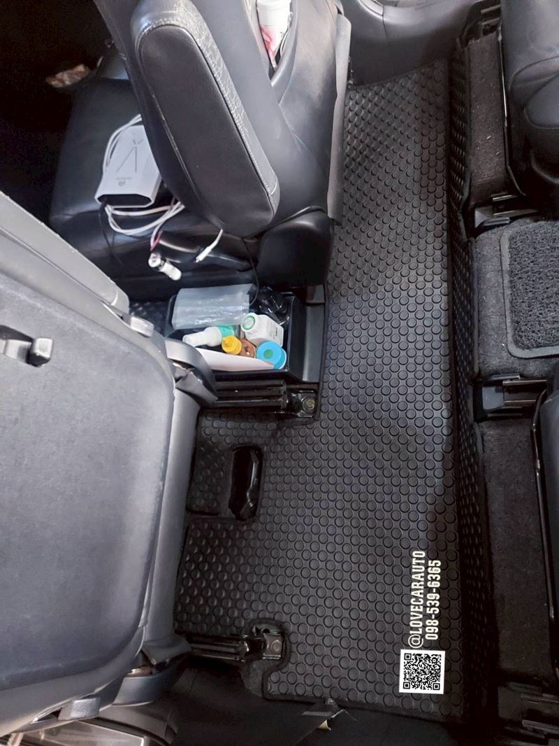 พรมกระดุมปูพื้นรถยนต์ Toyota Wish กระดุมสีดำ