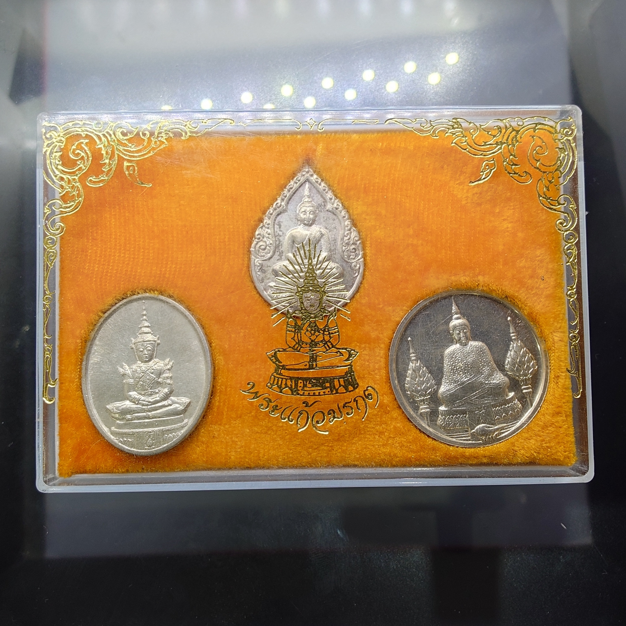 เหรียญพระแก้วมรกต ภปร รุ่นแรก ชุด 3 ฤดู เนื้อเงิน ฉลองกรุงรัตนโกสินทร์ 200 ปี พ.ศ.2525 พร้อมกล่องเดิมๆ