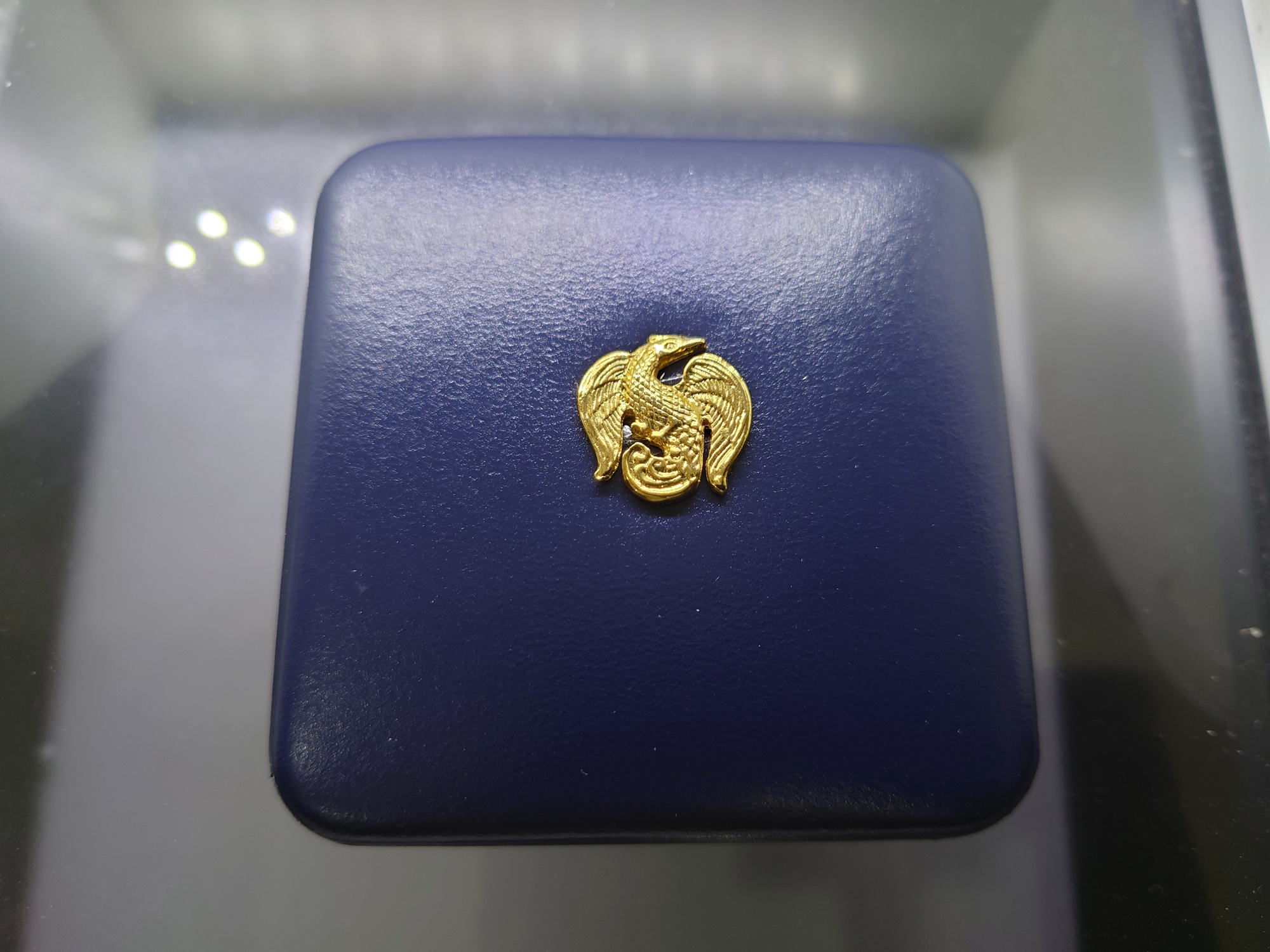 เหรียญเงินขัดเงา 600 บาท ที่ระลึกเฉลิมพระชนมพรรษา 6 รอบ ราชินี พ.ศ.2547 พร้อมกล่องหนัง ใบเซอร์