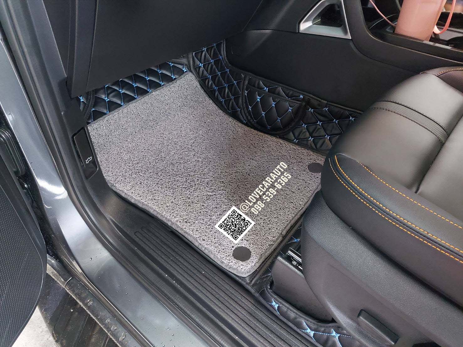 พรมปูพื้นรถยนต์ 7D Next-Gen Ford Ranger Raptor 2022 4ประตู สีดำด้ายฟ้า + ไวนิลสีเทา