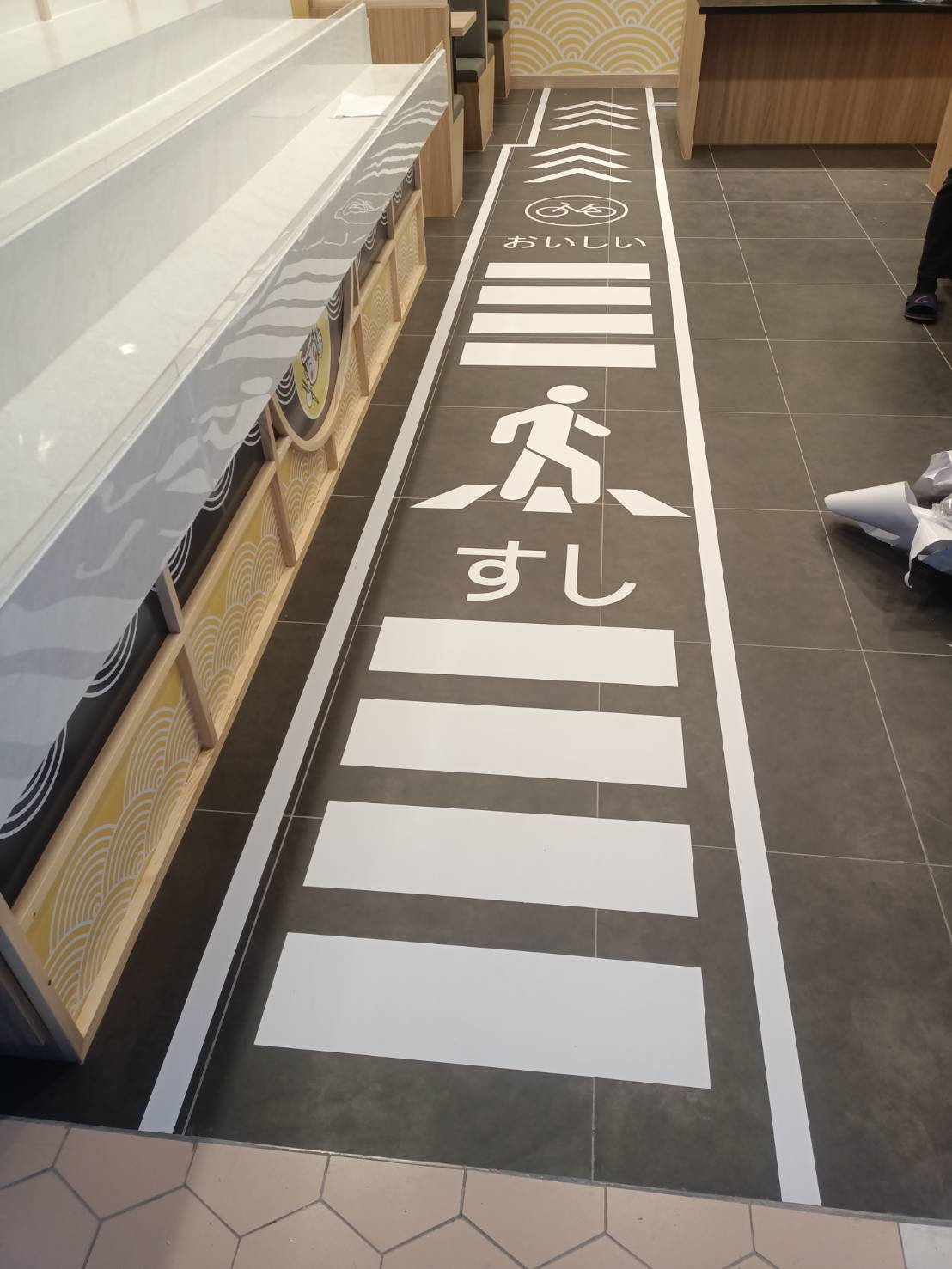 ปัายสติกเกอร์ติดลงบนพื้นกระเบื้อง