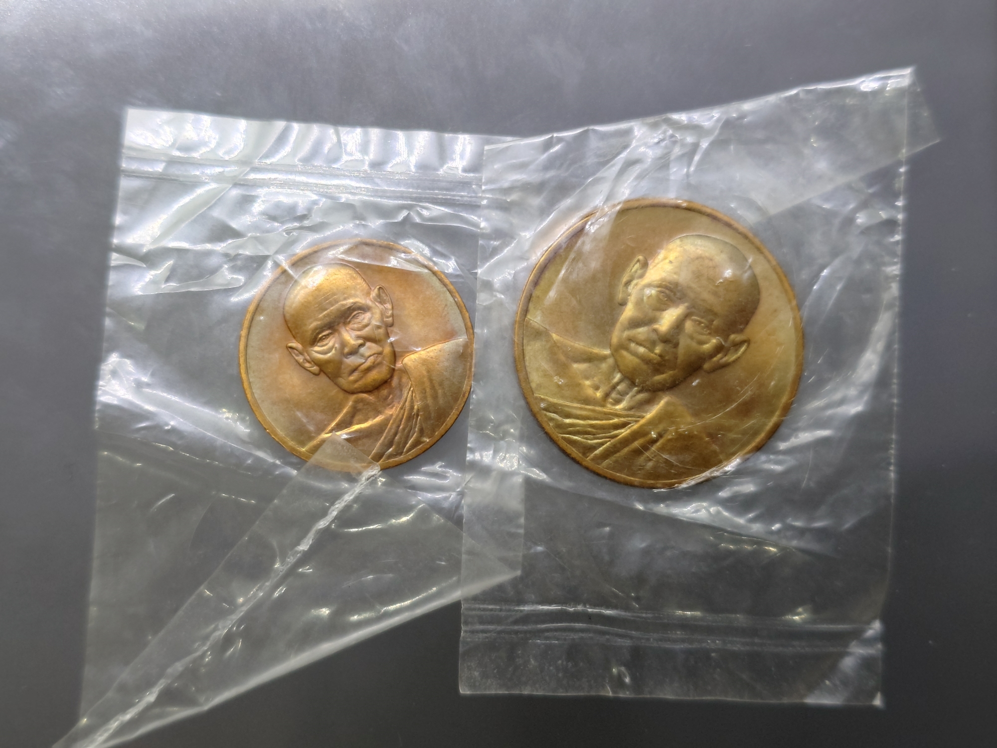 เหรียญสมเด็จพระพุฒาจารย์ (โต พรหมรังสี) รุ่นอนุสรณ์ 122 ปี วัดระฆัง ชุด 2 เหรียญ เล็ก-ใหญ่ เนื้อทองแดง ปี พ.ศ.2537 ซองเดิมๆ