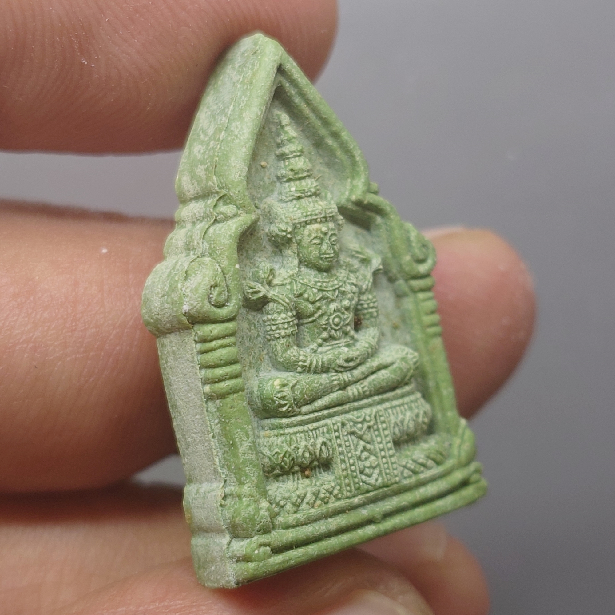 พระพุทธมหามณีรัตนปฏิมากร (พระแก้วมรกต) เนื้อผงสีเขียว รุ่นเฉลิมพระเกียรติ วัดพระศรีรัตนศาสดาราม ปี2543 พร้อมกล่องเดิม