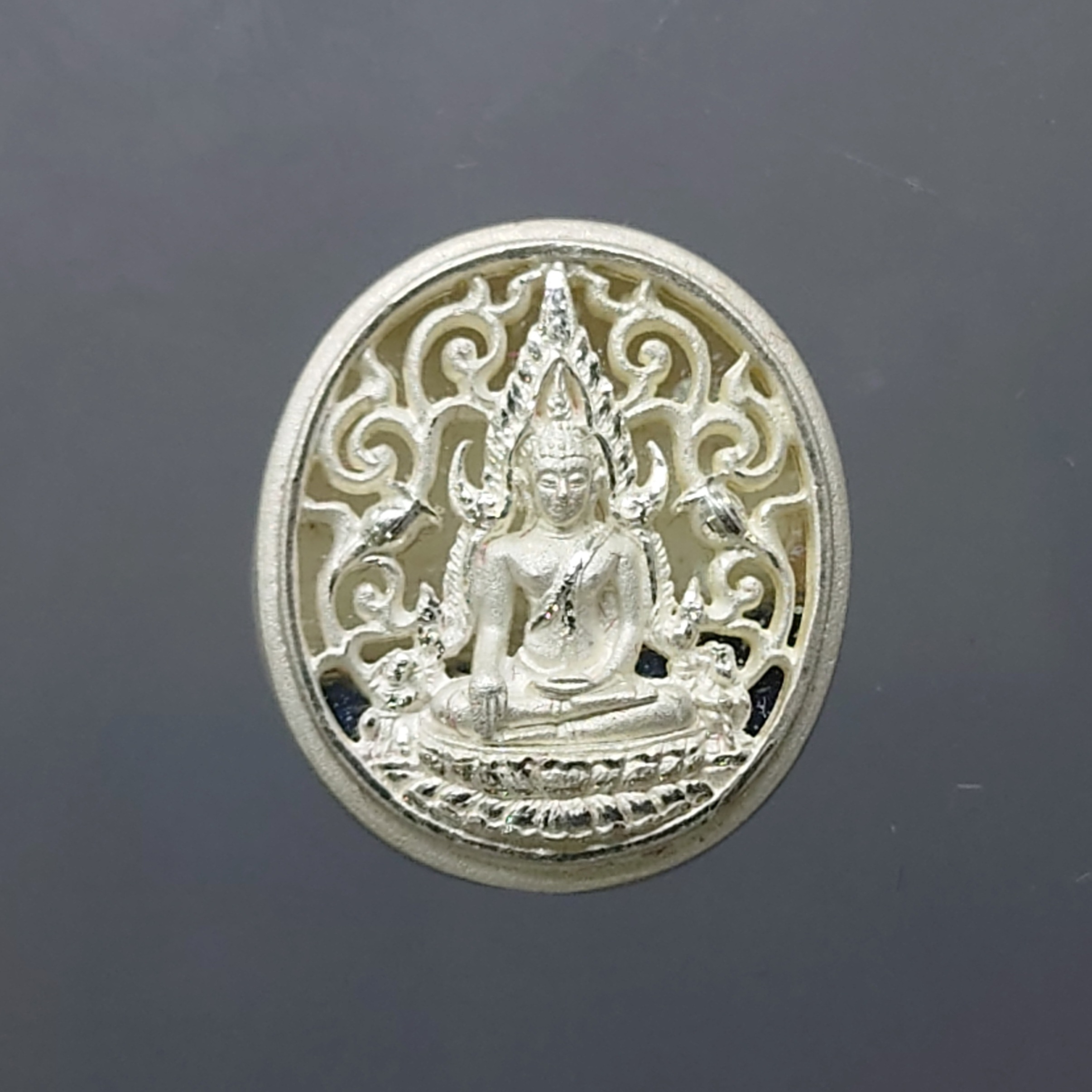 พระพุทธชินราช กรมตำรวจรุ่นแรก รุ่น “ประวัติศาสตร์” เหรียญรูปไข่ฉลุลายไทย พิมพ์เล็ก เนื้อเงินขัดเงา ปี2562 พร่อมกล่องเดิม