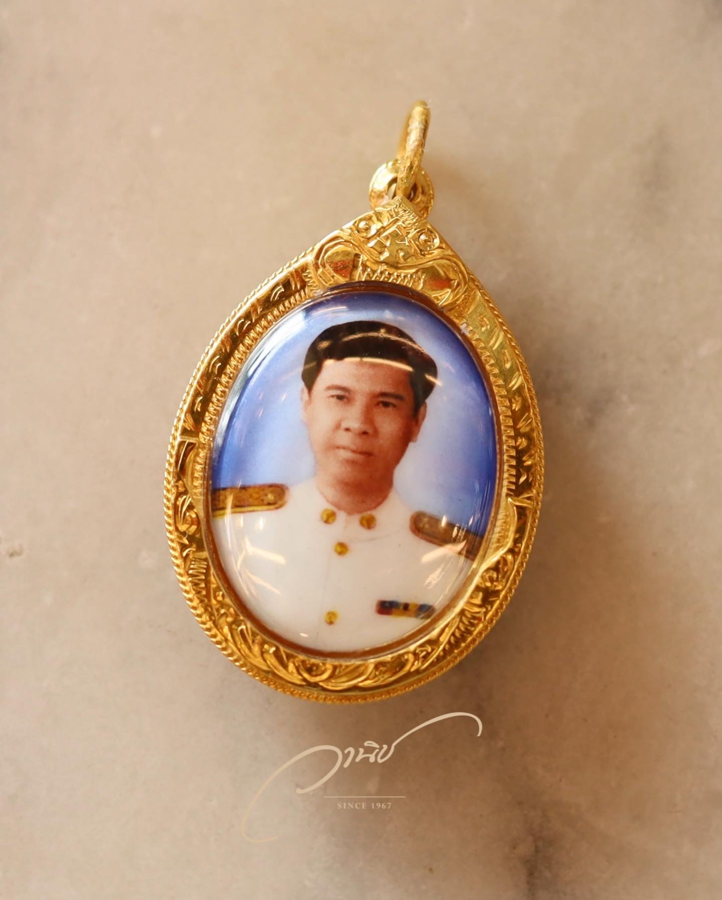 ล็อกเก็ตหินรูปพ่อแม่ เลี่ยมกรอบทองคำแท้ By WANICH JEWELRY