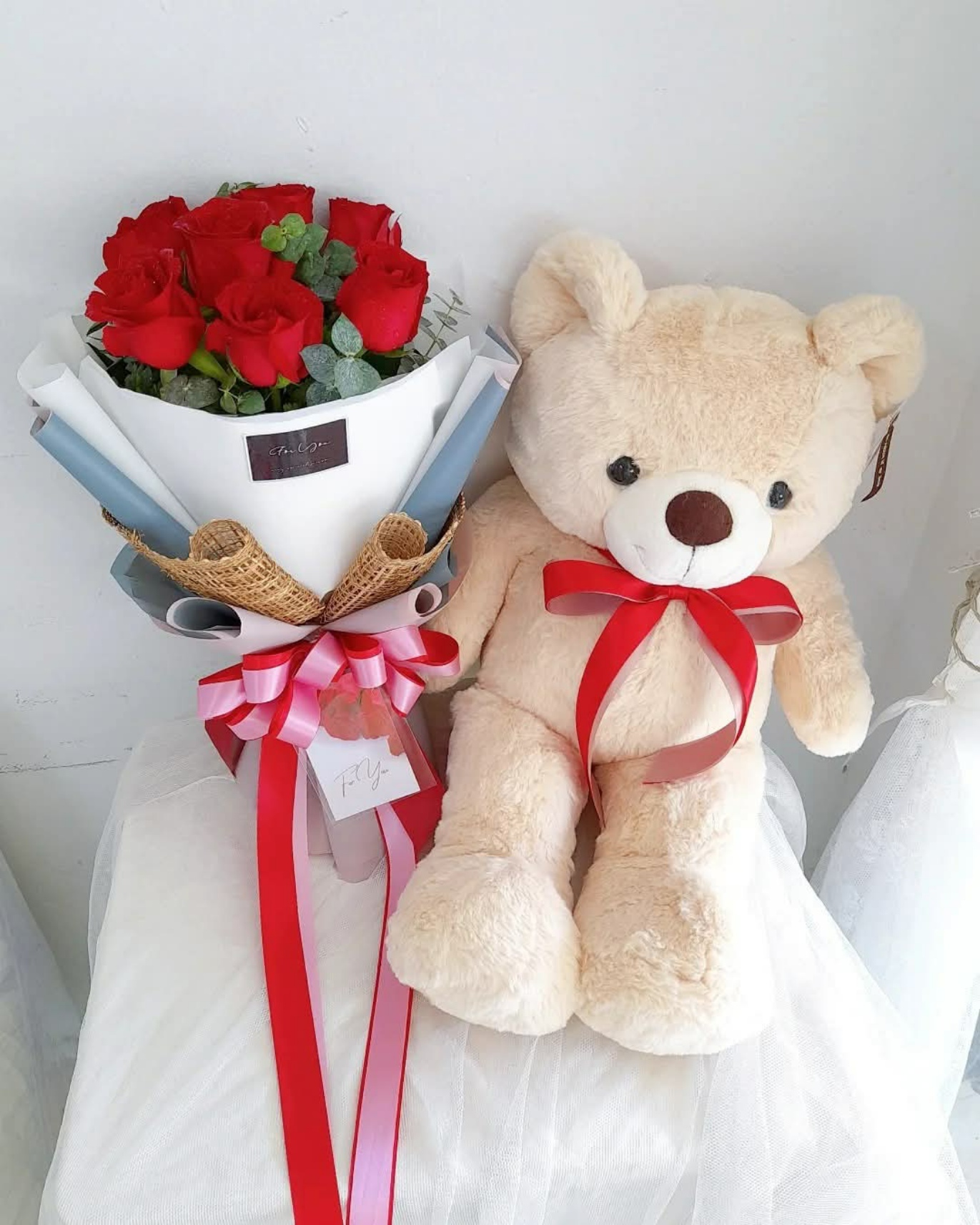 ตุ๊กตาหมี 60 cm.พร้อมช่อดอกกุหลาบ 7 ดอก