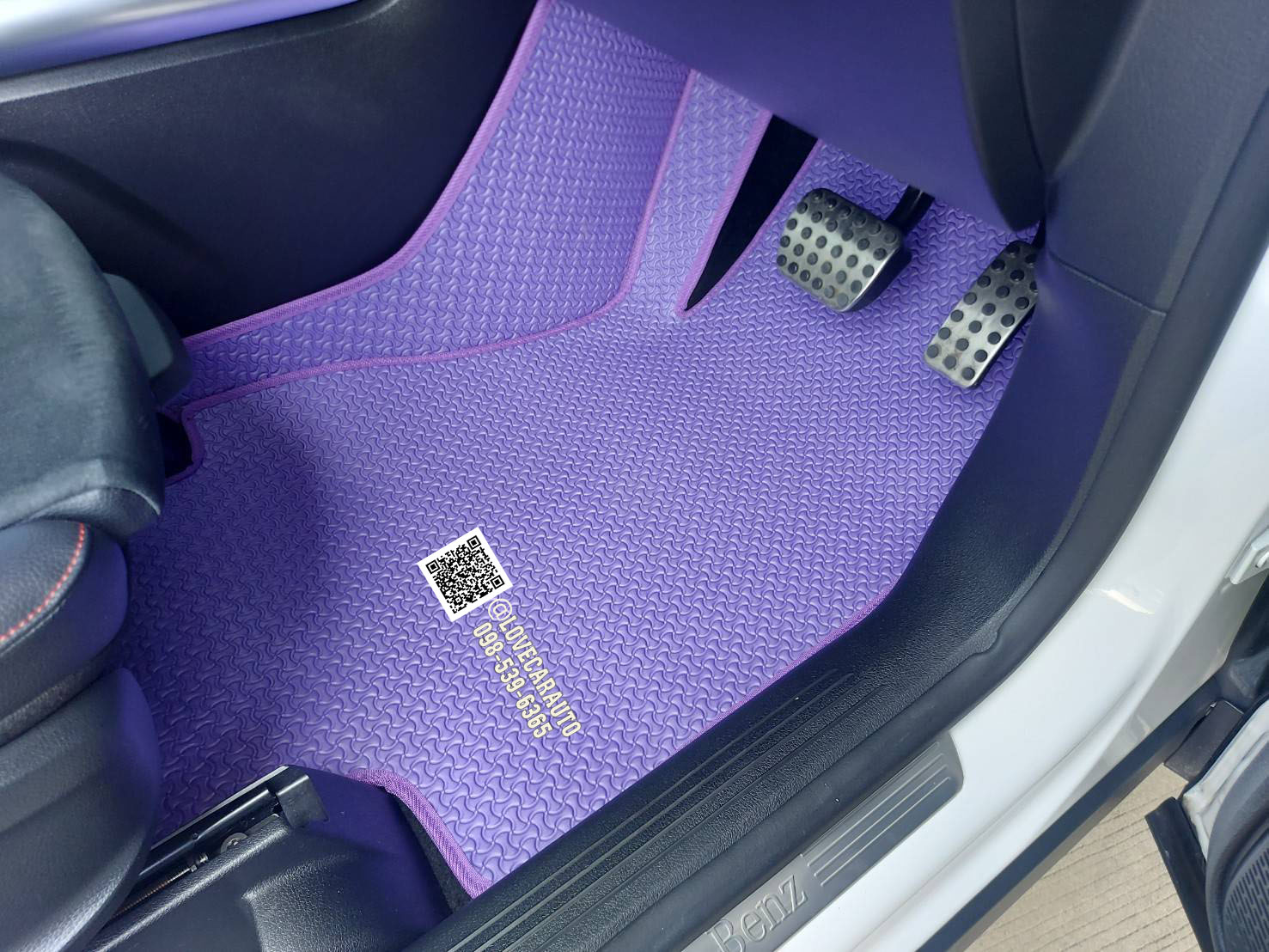 พรมปูพื้นรถยนต์ GLA200 จิ๊กซอสีม่วง
