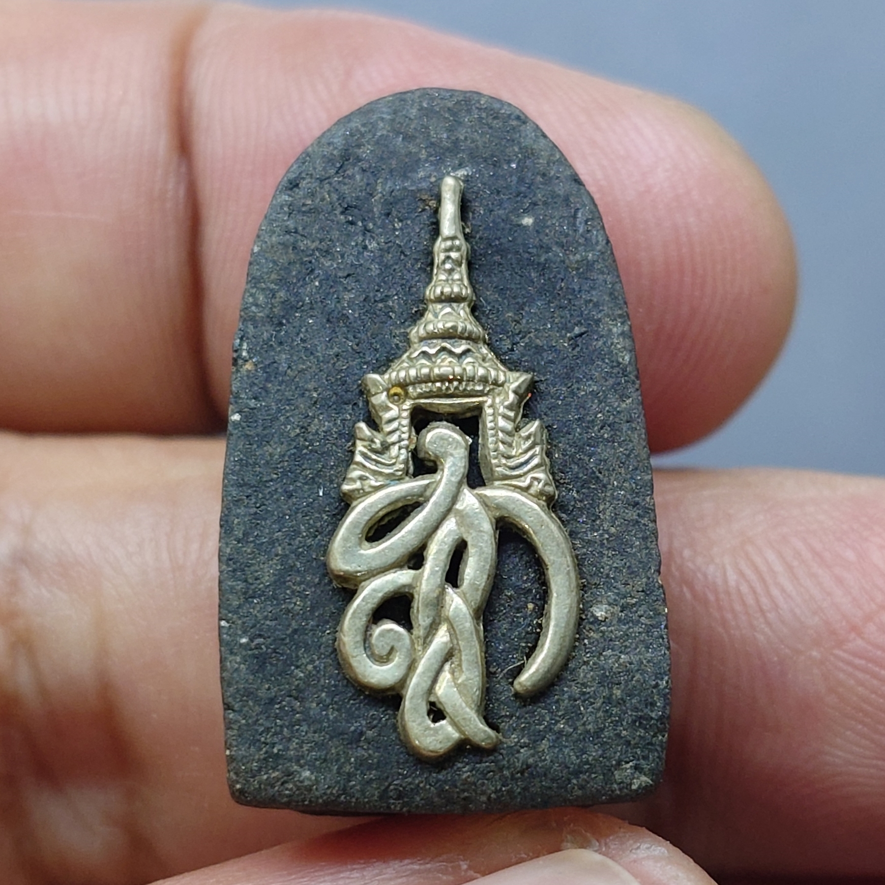 หลวงพ่อทวด พระนามาภิไธย สก. พิมพ์พระรอด เนื้อว่านคลุกรัก วัดห้วยมงคล ปี 2544 พร้อมกล่องเดิม