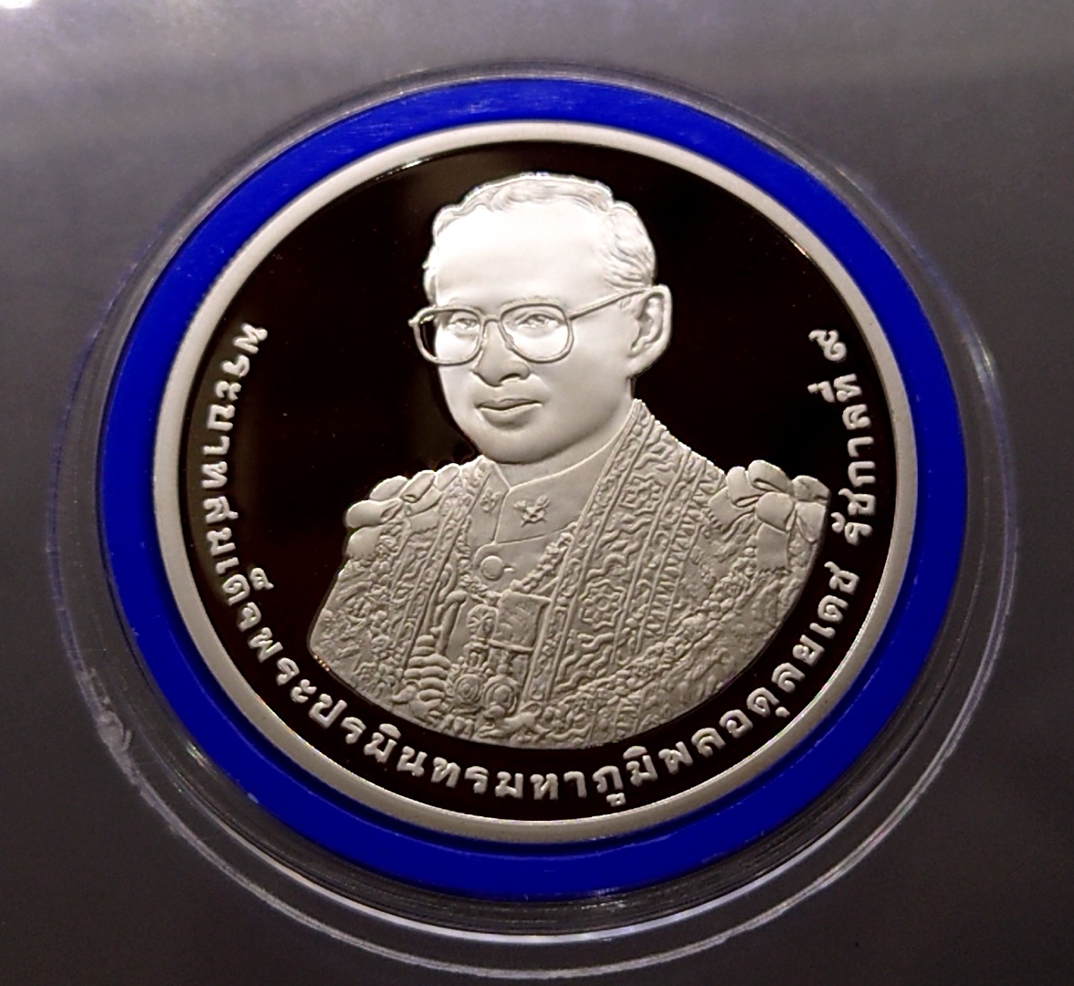 เหรียญ 800 บาท เนื้อเงินขัดเงา เฉลิมพระชนมพรรษา 7 รอบ รัชกาลที่9 พ.ศ.2554 (ไม่มีใบเซอร์)