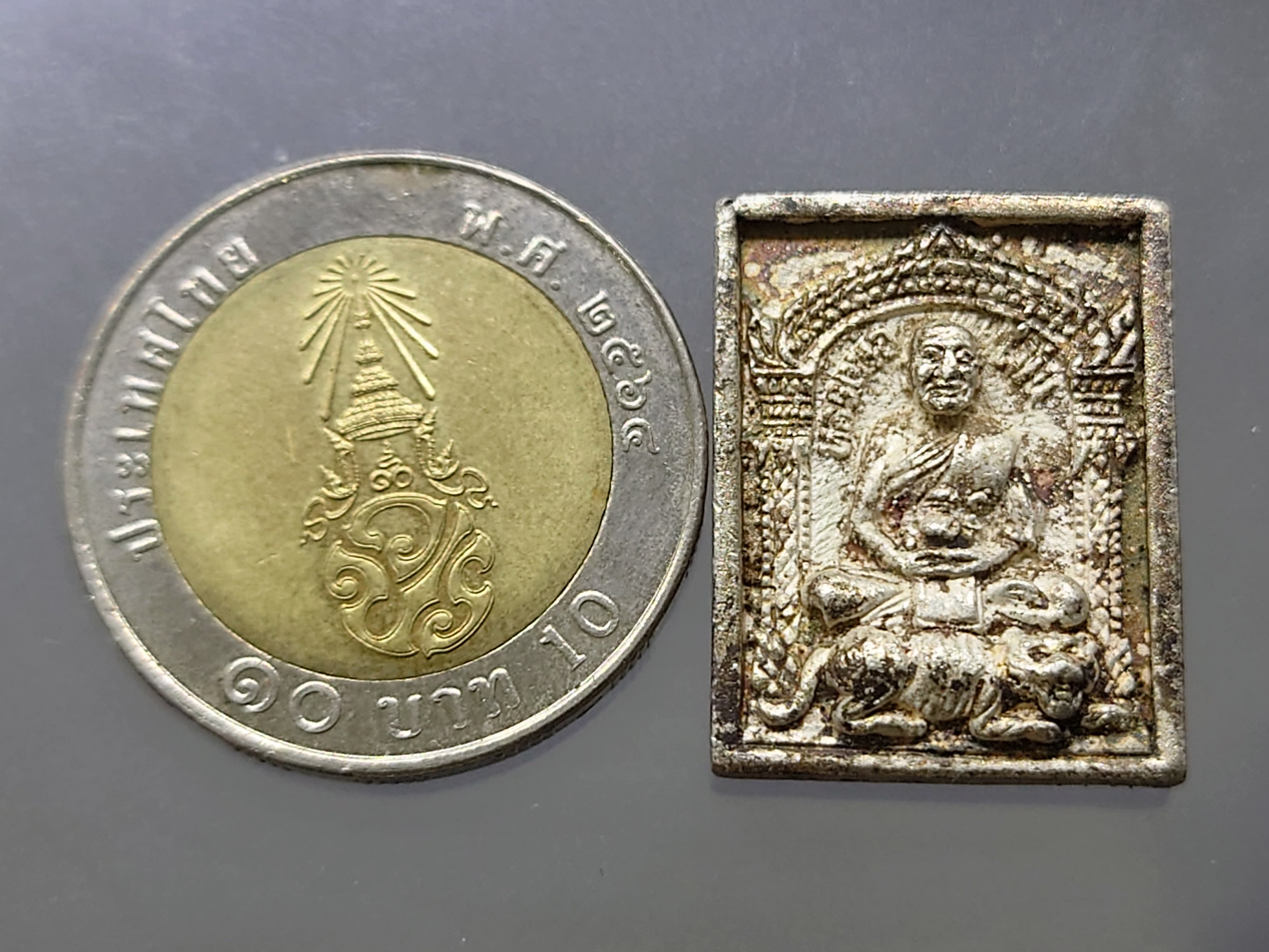 หลวงพ่อเปิ่นนั่งเสือ เนื้อเงิน รุ่น ตราแผ่นดิน ตำรวจภูธร ภาค 3 จัดสร้าง วัดบางพระ พ.ศ.2535 พร้อมกล่องเดิม