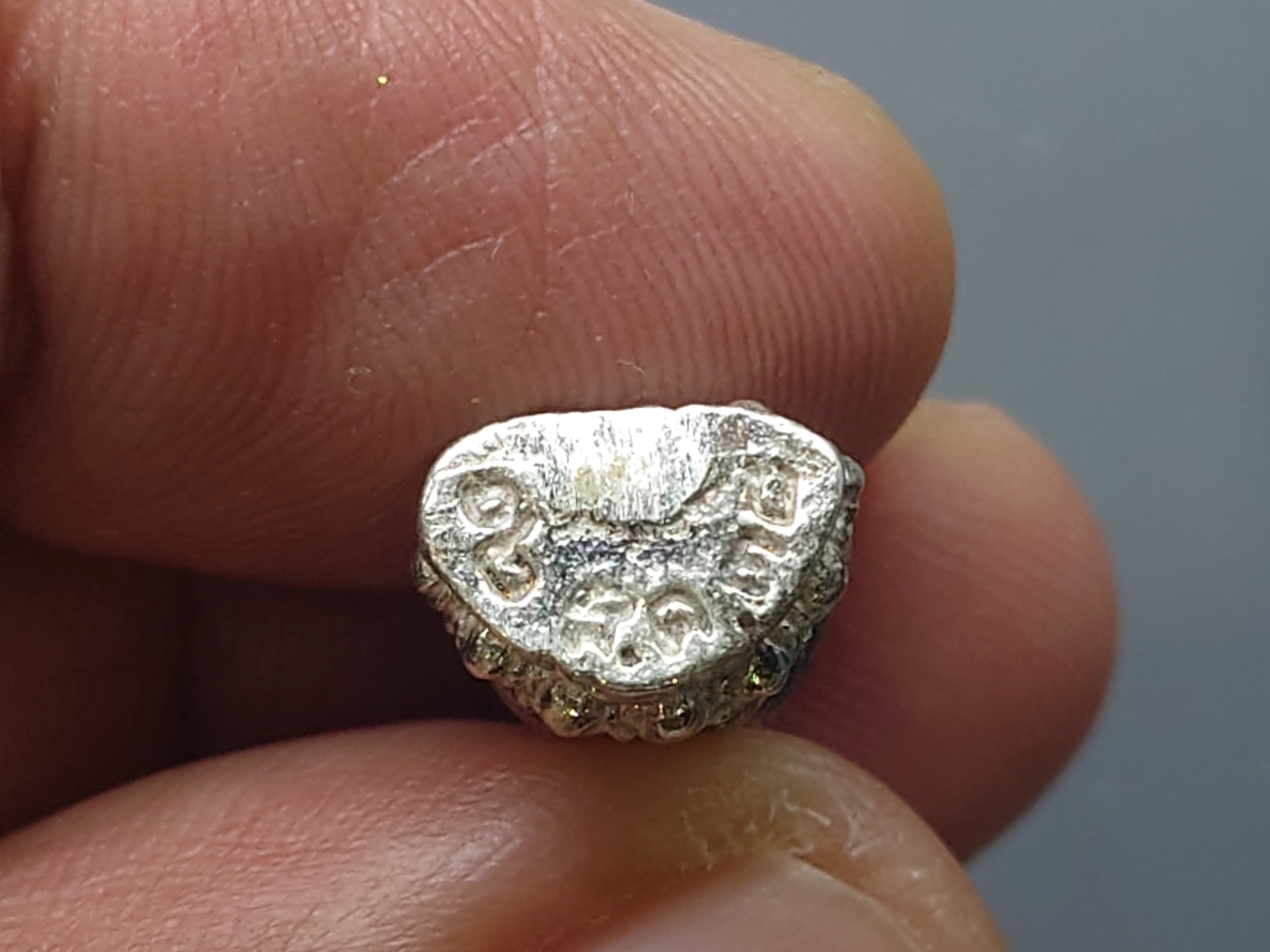 พระปิดตาสารพัดดี แช่น้ำมนต์ รุ่นพุทธคุณ เนื้อเงิน หลวงพ่อเกษม เขมโก สำนักสุสานไตรลักษณ์ ลำปาง ปี2538 พร้อมตลับเดิม