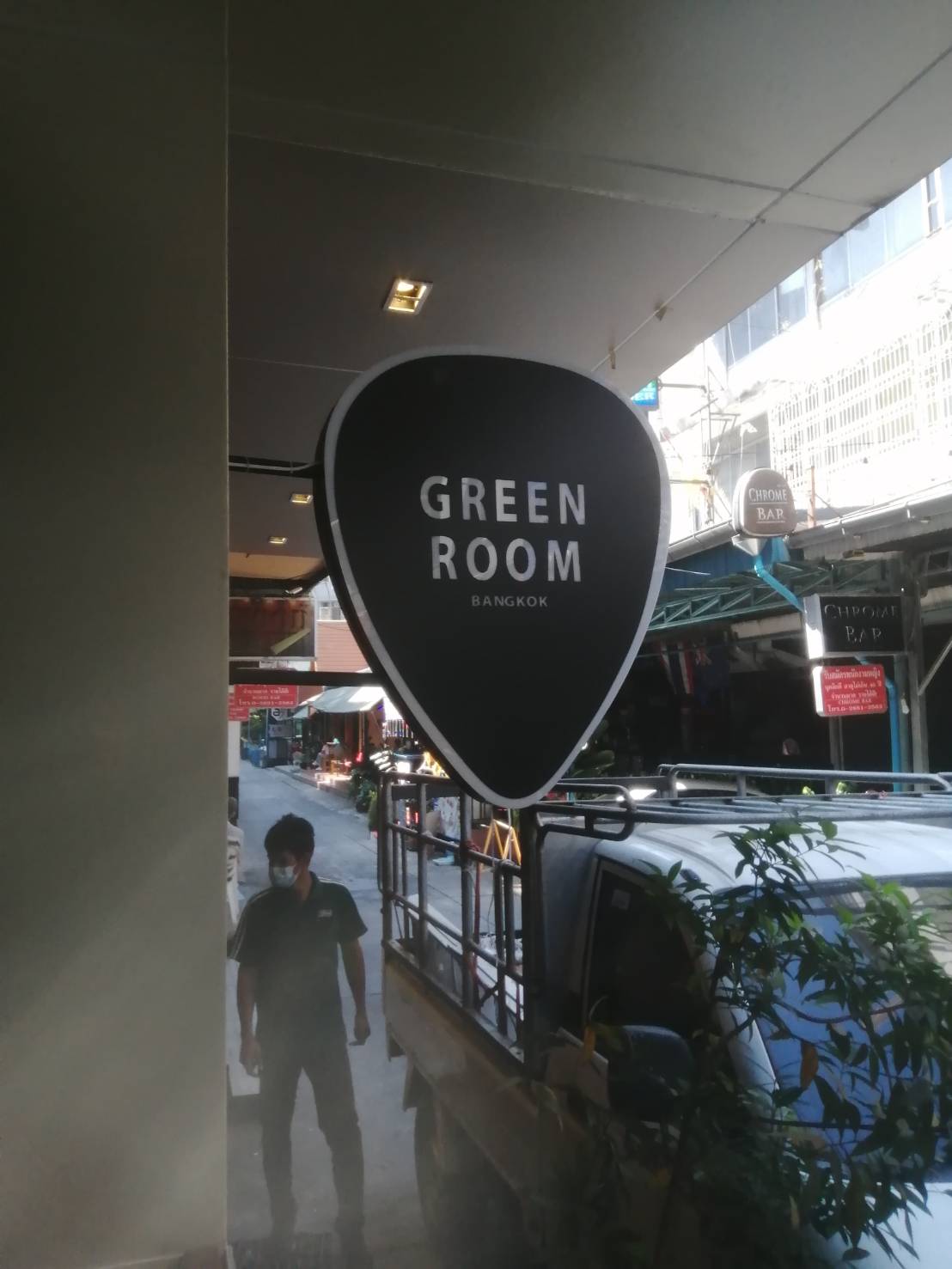 ป้ายกล่องไฟแอลอีดีขอบอลูมิเนียม2หน้า พร้อมขายื่น งานป้ายGREEN ROOM BANGKOK