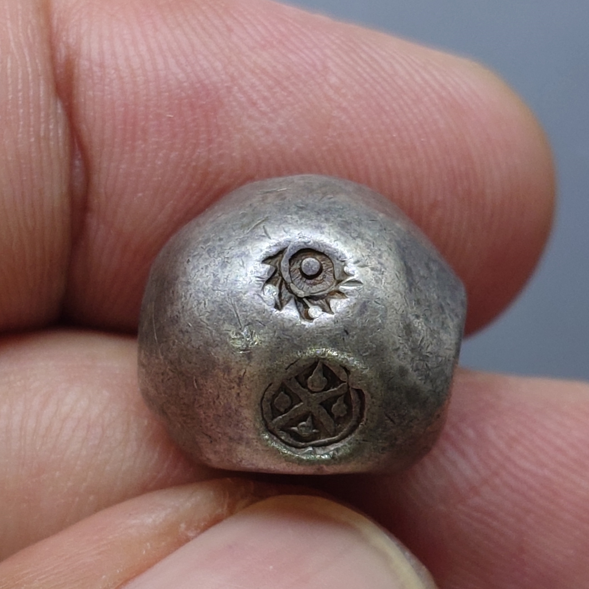 พดด้วง ขนาด 1 บาท ตราครุฑ - พระแสงจักร สมัยรัชกาลที่ 2 สภาพสวย