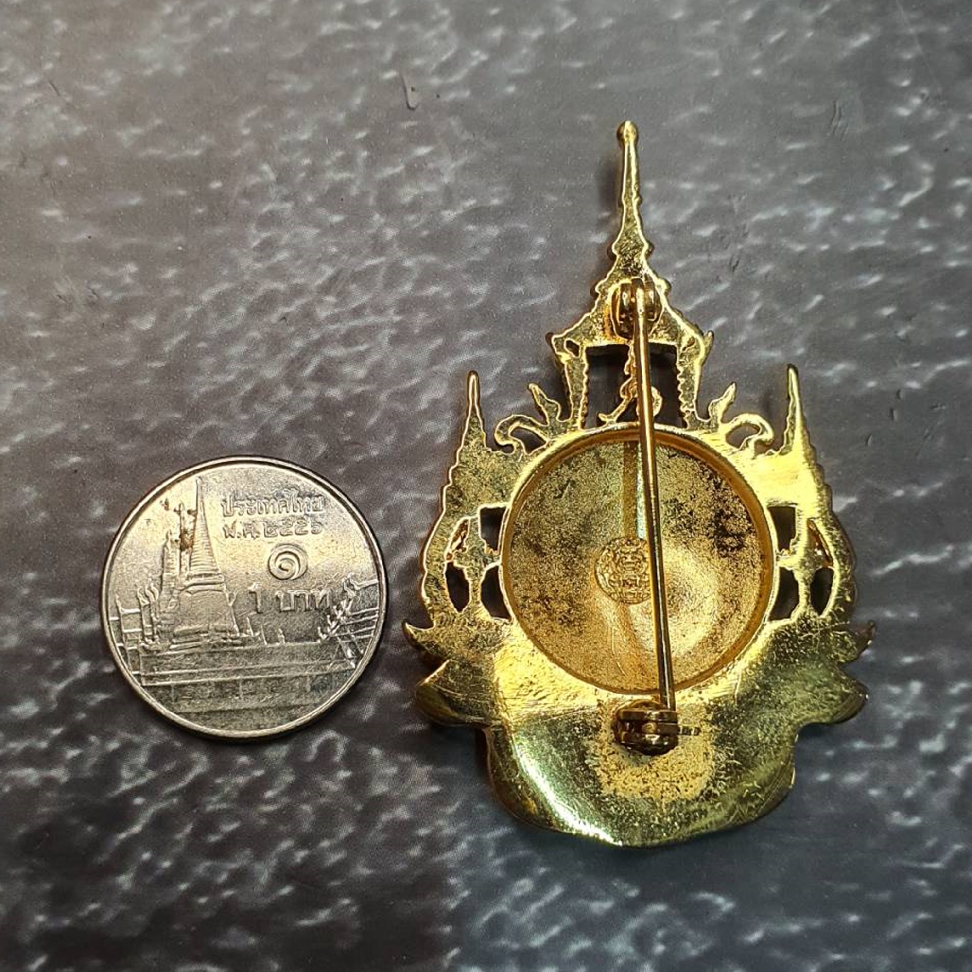 เข็มกลัด เข็มที่ระลึก ตราสัญลักษณ์รัชกาลที่9 ครบ 7 รอบ 2554 จัดทำโดย สำนักงานปลัดสำนักนายกรัฐมนตรี