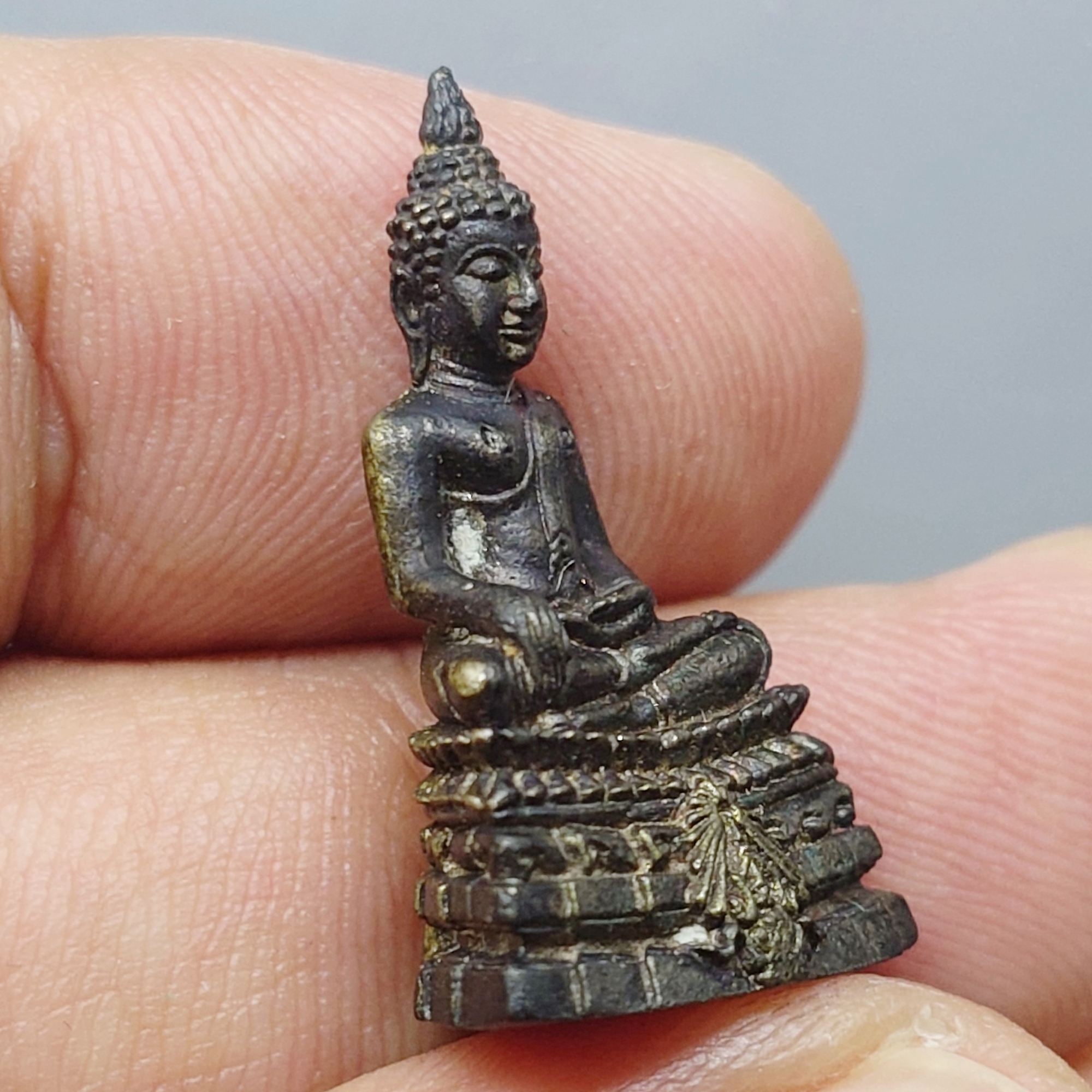 พระกริ่งพระพุทธชินสีห์ ภ.ป.ร. ทันโตเสฏโฐ เนื้อนวะโลหะ พ.ศ.2533 พร้อมกล่องเดิม มวลสารผสมผงพระทนต์ในหลวง(ฟัน) และผงจิตรลดา
