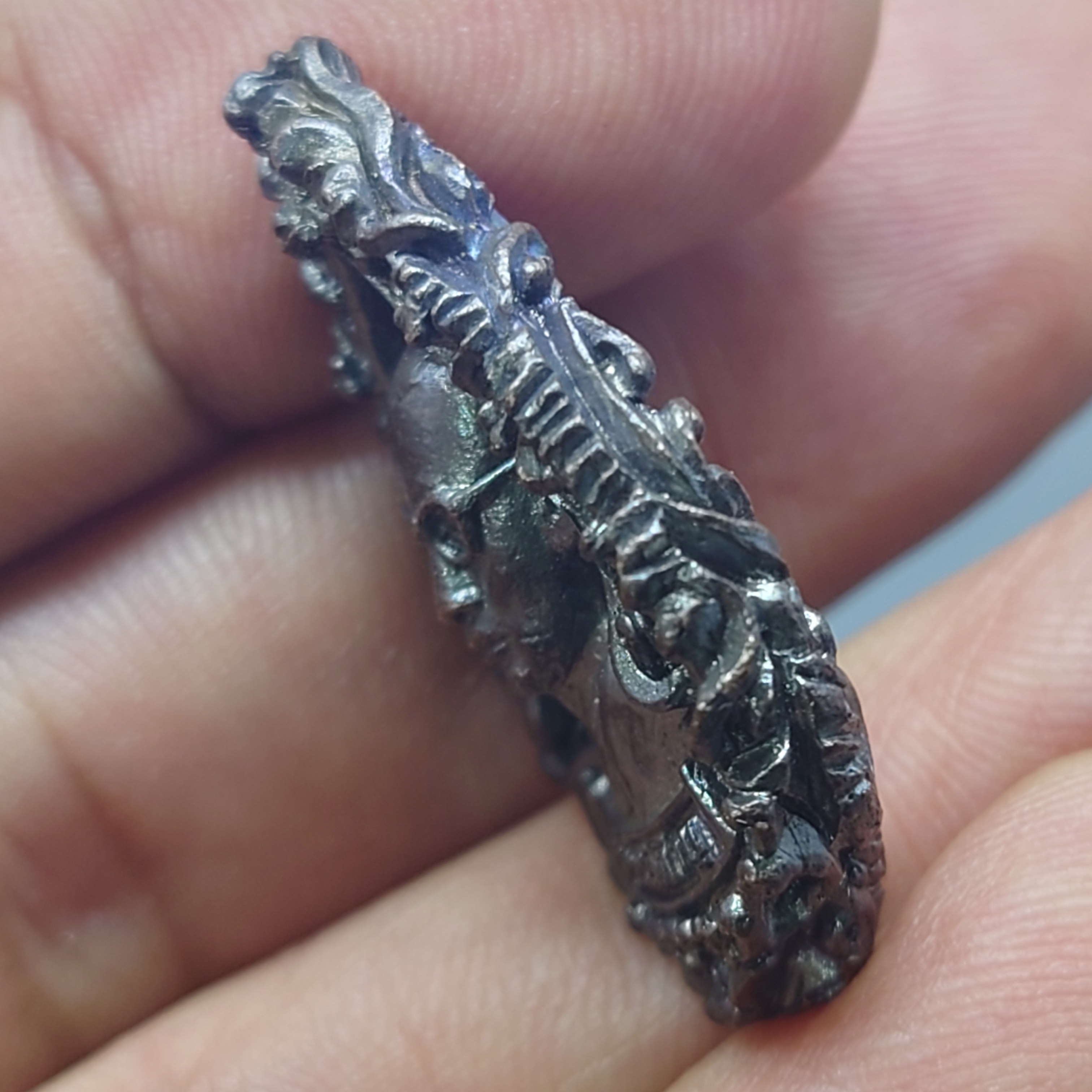 เหรียญหล่อฉีด เนื้อนวะ พิมพ์หยดน้ำ ในหลวงทรงผนวช สร้างโดยกองพลที่ 1 รักษาพระองค์ หลวงปู่โต๊ะ หลวงปู่ทิม ร่วมปลุกเสก ปี 2517