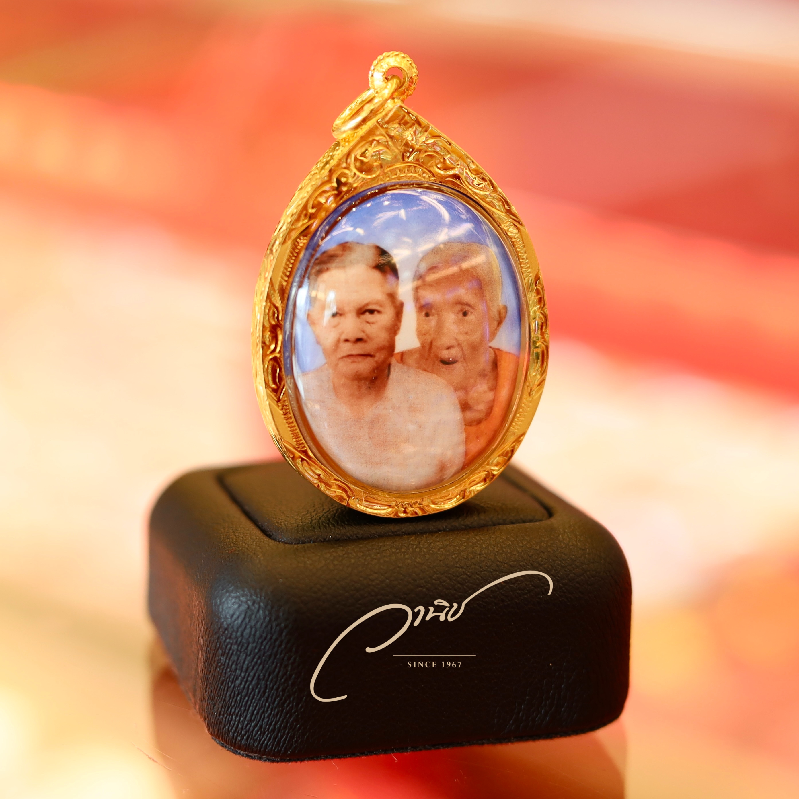 ล็อกเก็ตพ่อแม่ เลี่ยมกรอบทองคำแท้ By WANICH JEWELRY