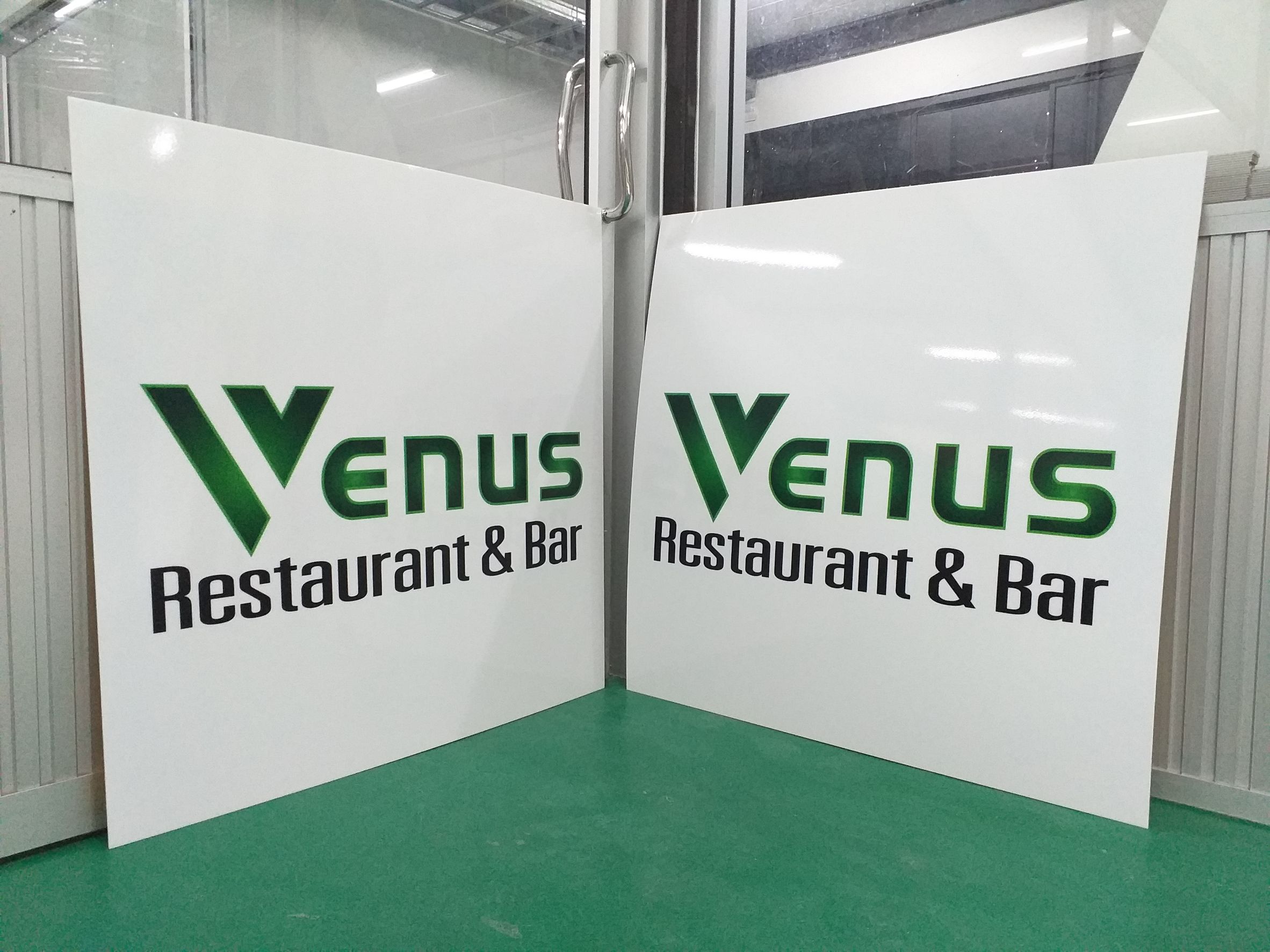 งานปริ้นท์ลงบนแผ่น งานพิมพ์ลงบนแผ่นด้วยเครื่องยูวี งานVENUS RESTAURANT&BAR