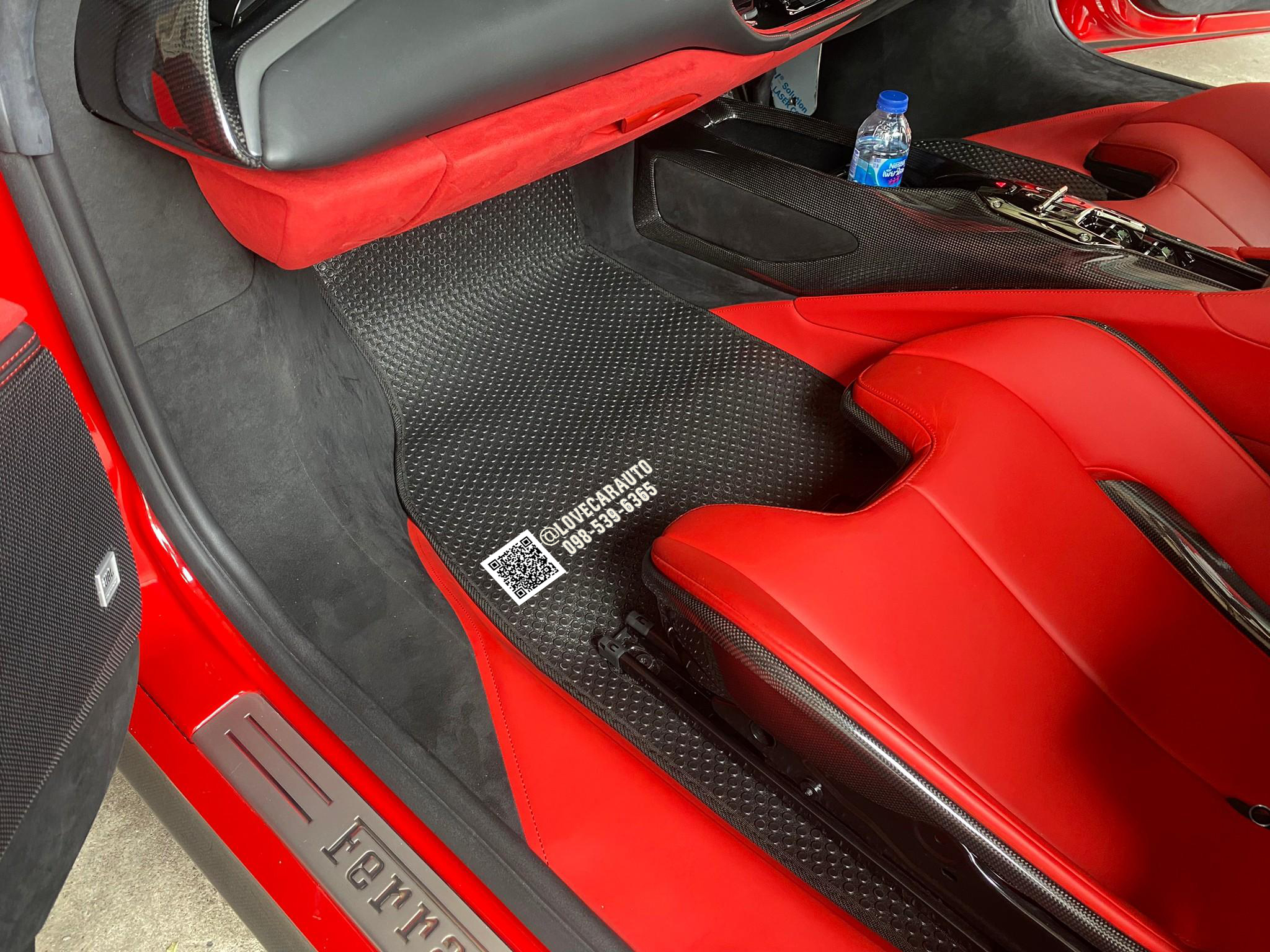 พรมปูพื้นรถกระดุม Ferrari SF90 กระดุมเล็กสีดำ PVC