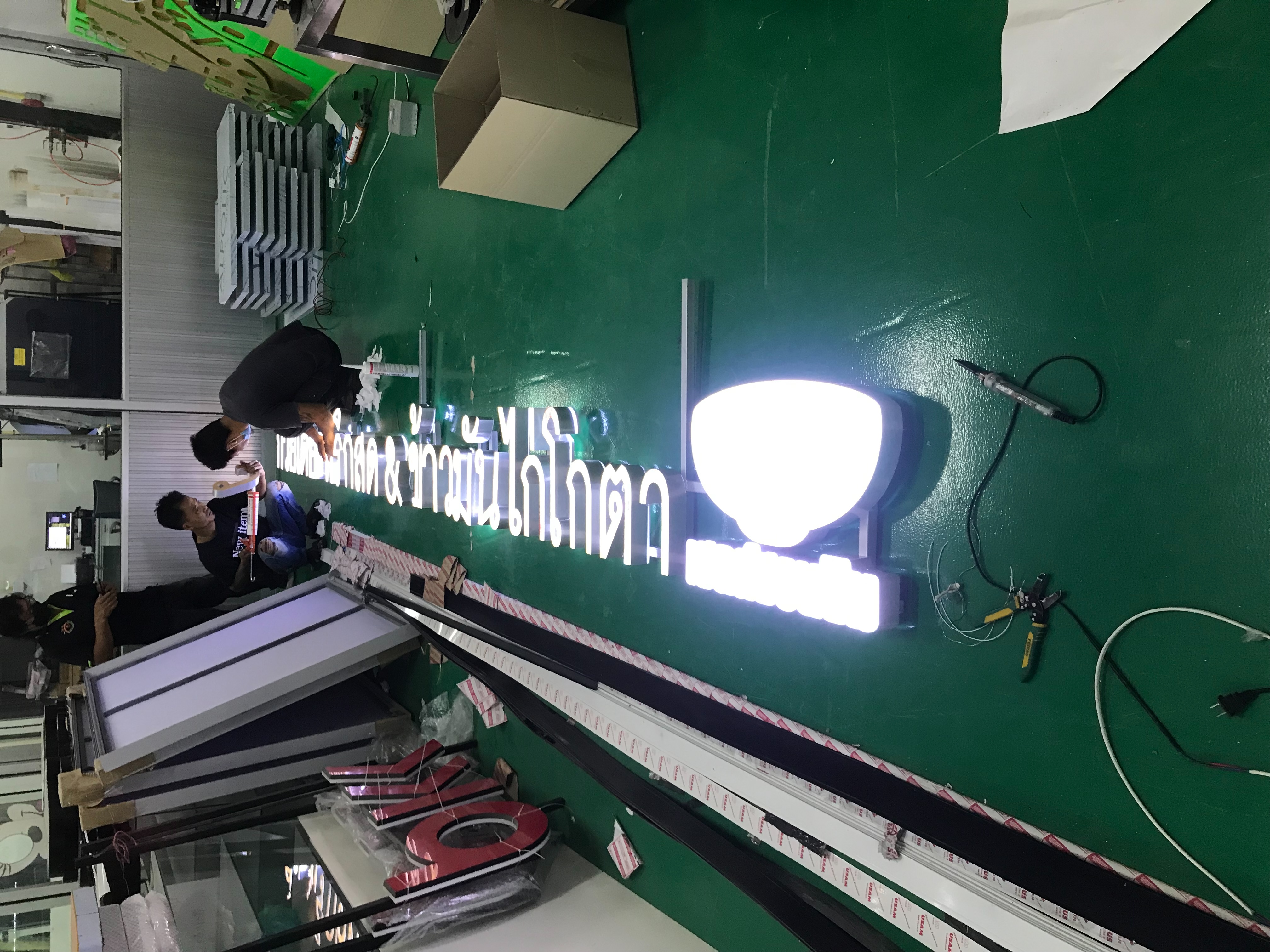 ป้ายไฟร้านอาหาร ป้ายตัวหนังสือไฟออกหน้าพร้อมโครงเหล็ก งานก๋วยเตี๋ยวพริกสด และ ข้าวมันไก่โกตา