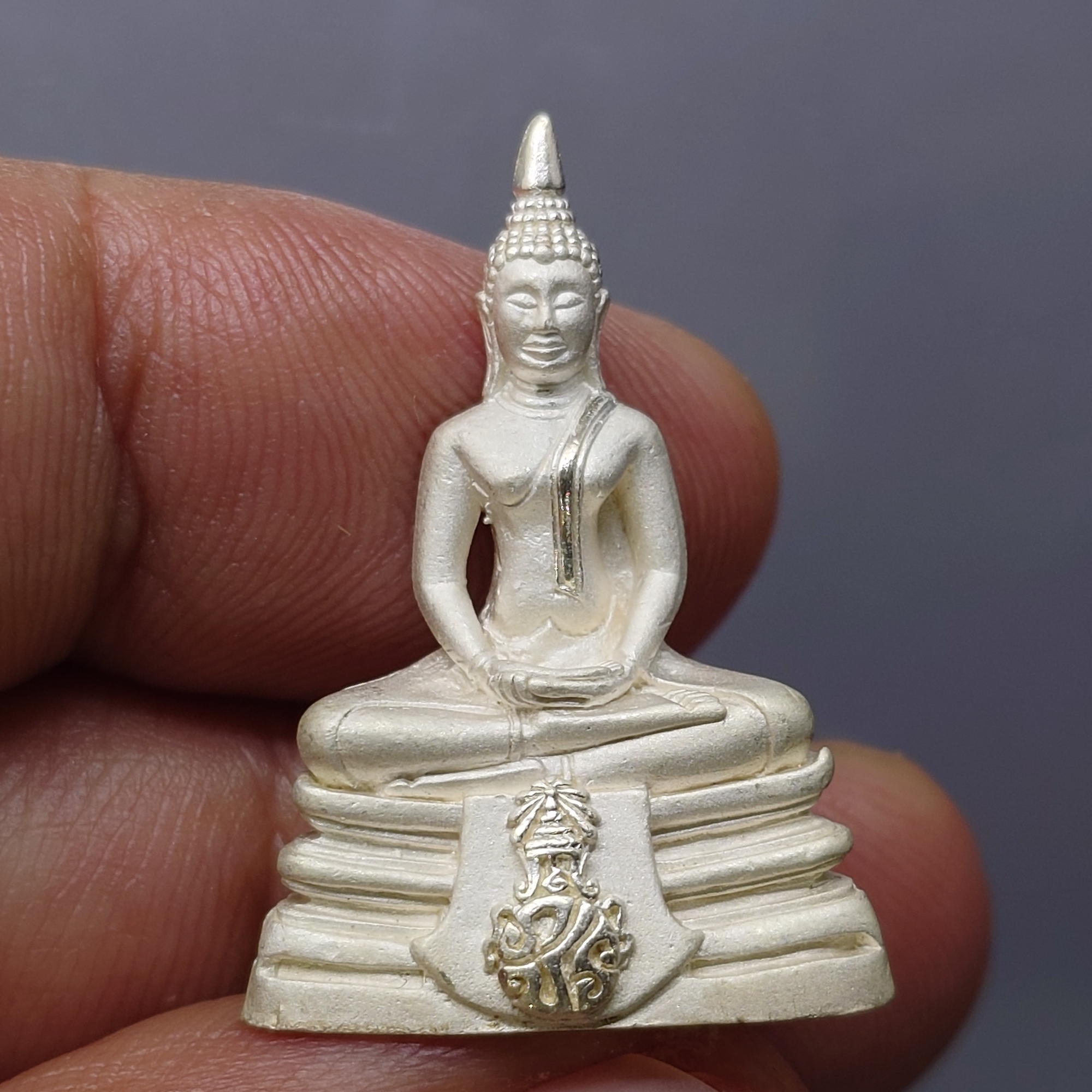 พระพุทธโสธร ภปร เนื้อเงิน พิมพ์ใหญ่ รุ่นสร้างพระอุโบสถ ปี 2539 พร้อมกล่องเดิม ใบเซอร์