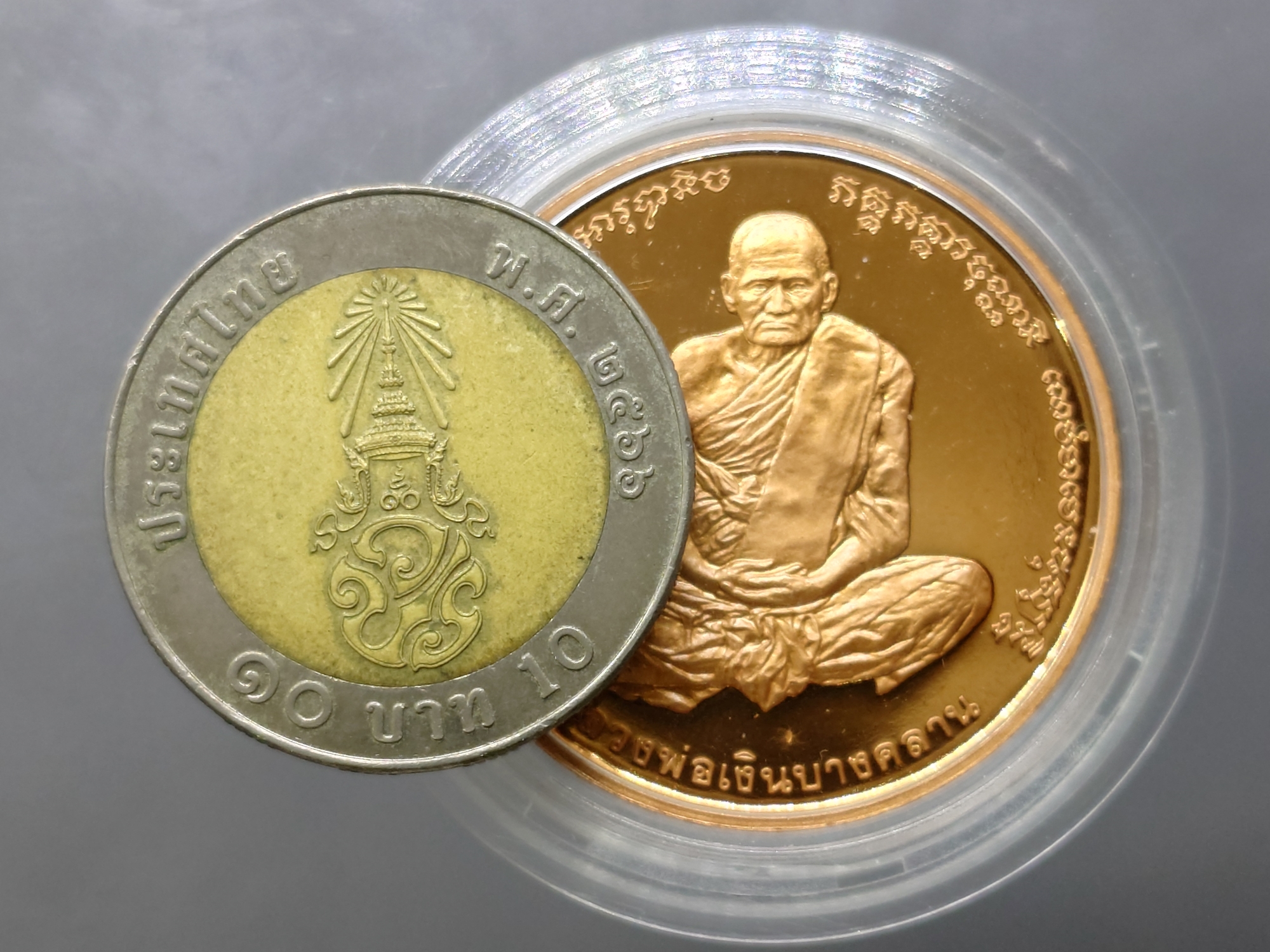 เหรียญหลวงพ่อเงิน วัดบางคลาน หลัง กรมหลวงชุมพรฯ บล็อกเพิร์ทมิ้นท์ (Perth Mint) ออสเตรเลีย พ.ศ.2537 เนื้อทองแดงขัดเงา พร้อมกล่องเดิมจากวัด