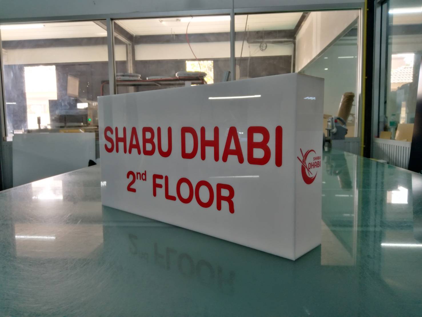 ป้ายอะคริลิคยกกล่องอะคริลิค SHABU DHABI
