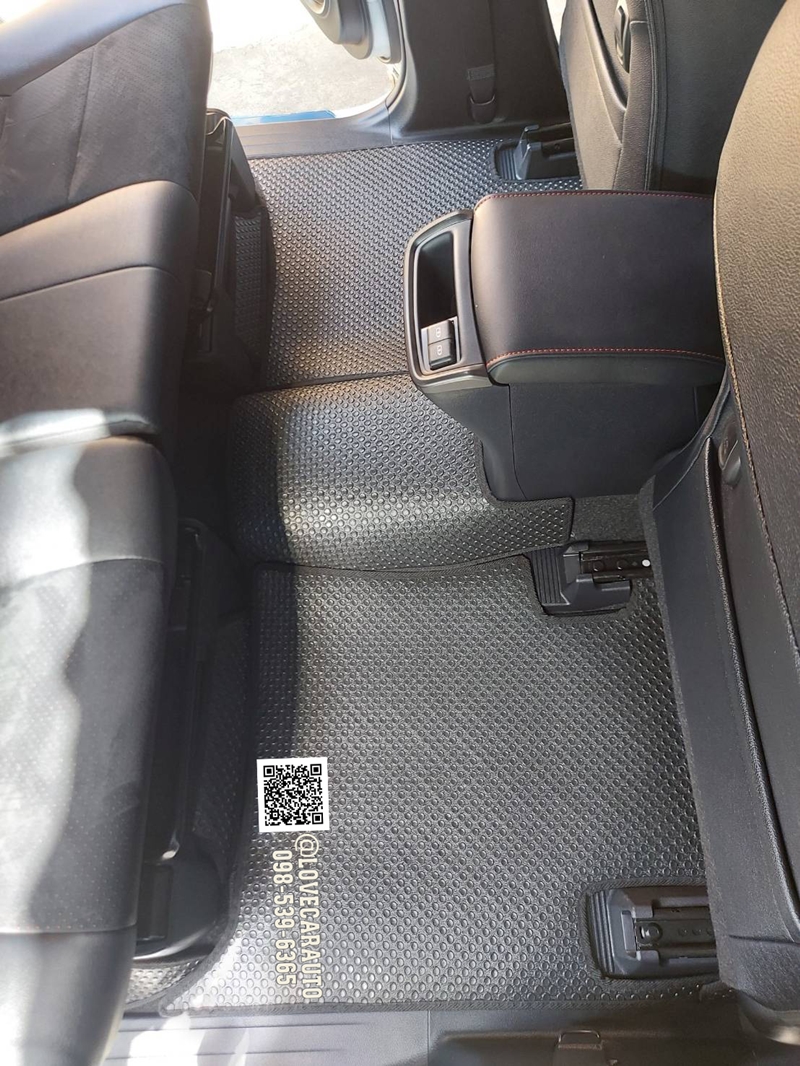 พรมปูพื้นรถยนต์ Toyota Fortuner 2023 กระดุมเล็กดำ