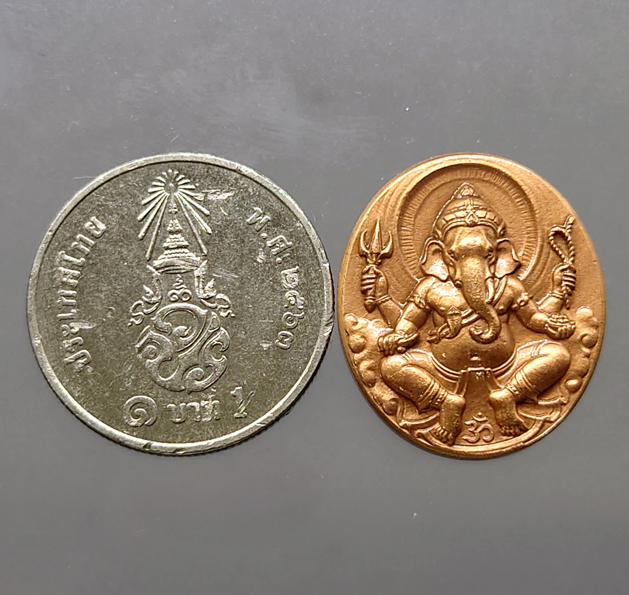 เหรียญพระพิฆเนศ หลังโอม พิมพ์เล็ก เนื้อทองแดงซาติน ที่ระลึก 108 ปี แห่งการสถาปนากรมศิลปากร 2562