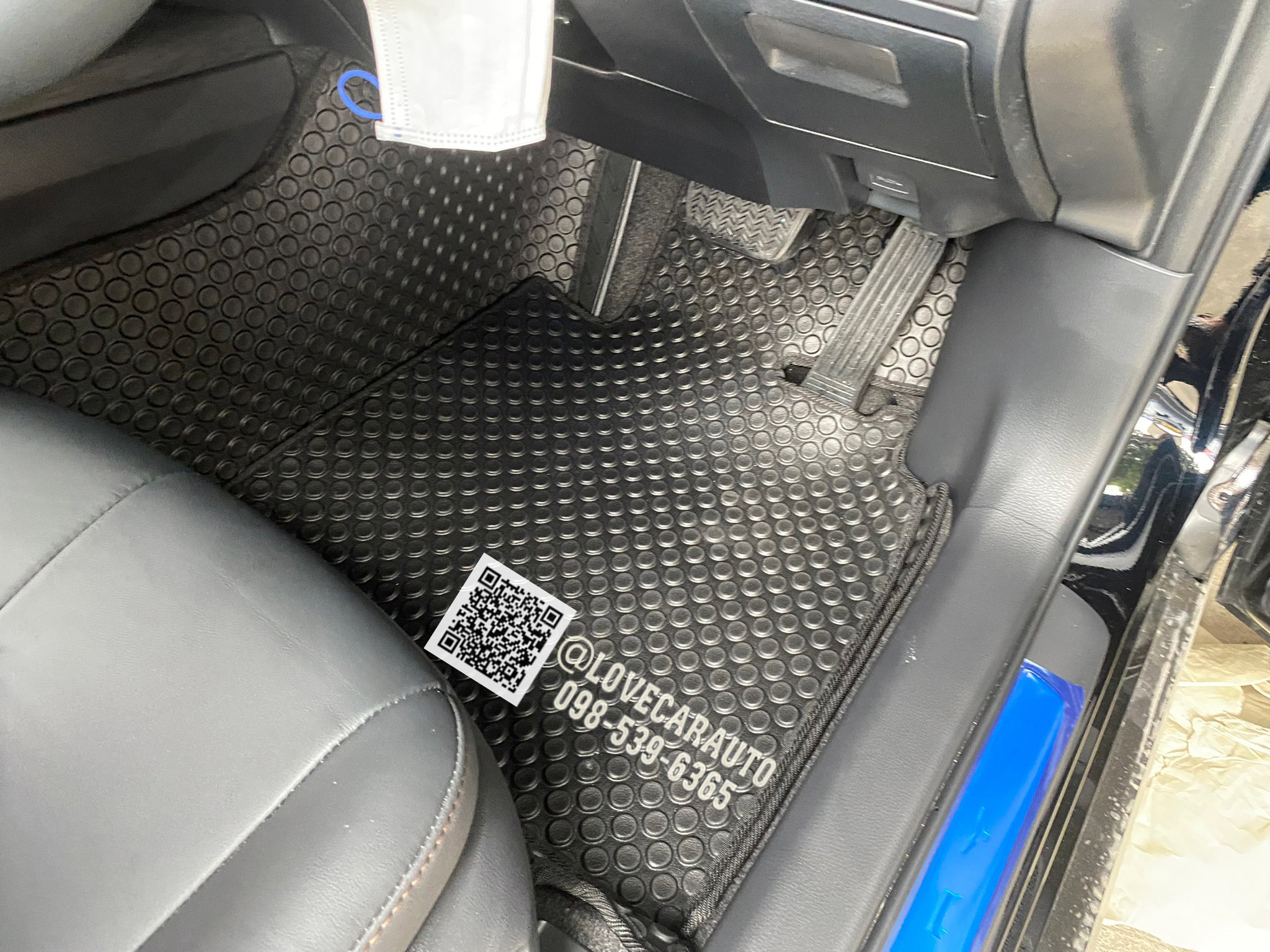 พรมปูพื้นรถยนต์ Toyota Camry Hybrid 2022 กระดุมสีดำ