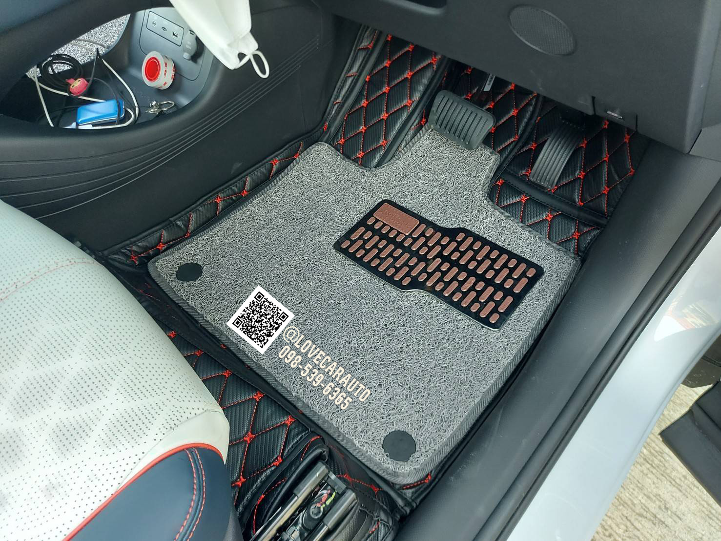 พรมปูพื้นรถยนต์ 7D BYD Atto3 ev 2023 ลายเคฟล่าสีดำด้ายแดง + ไวนิลเทา