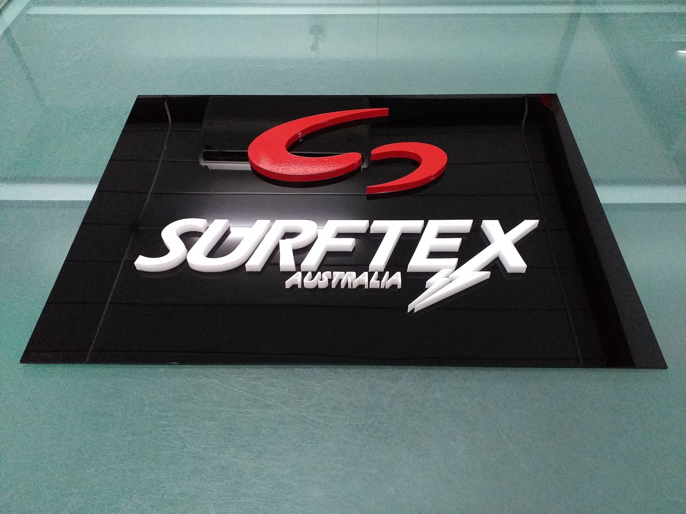 ป้ายโลโก้แบรนด์สินค้า งานอะคริลิคพ่นสี งานSURFTEX AUSTRALIA