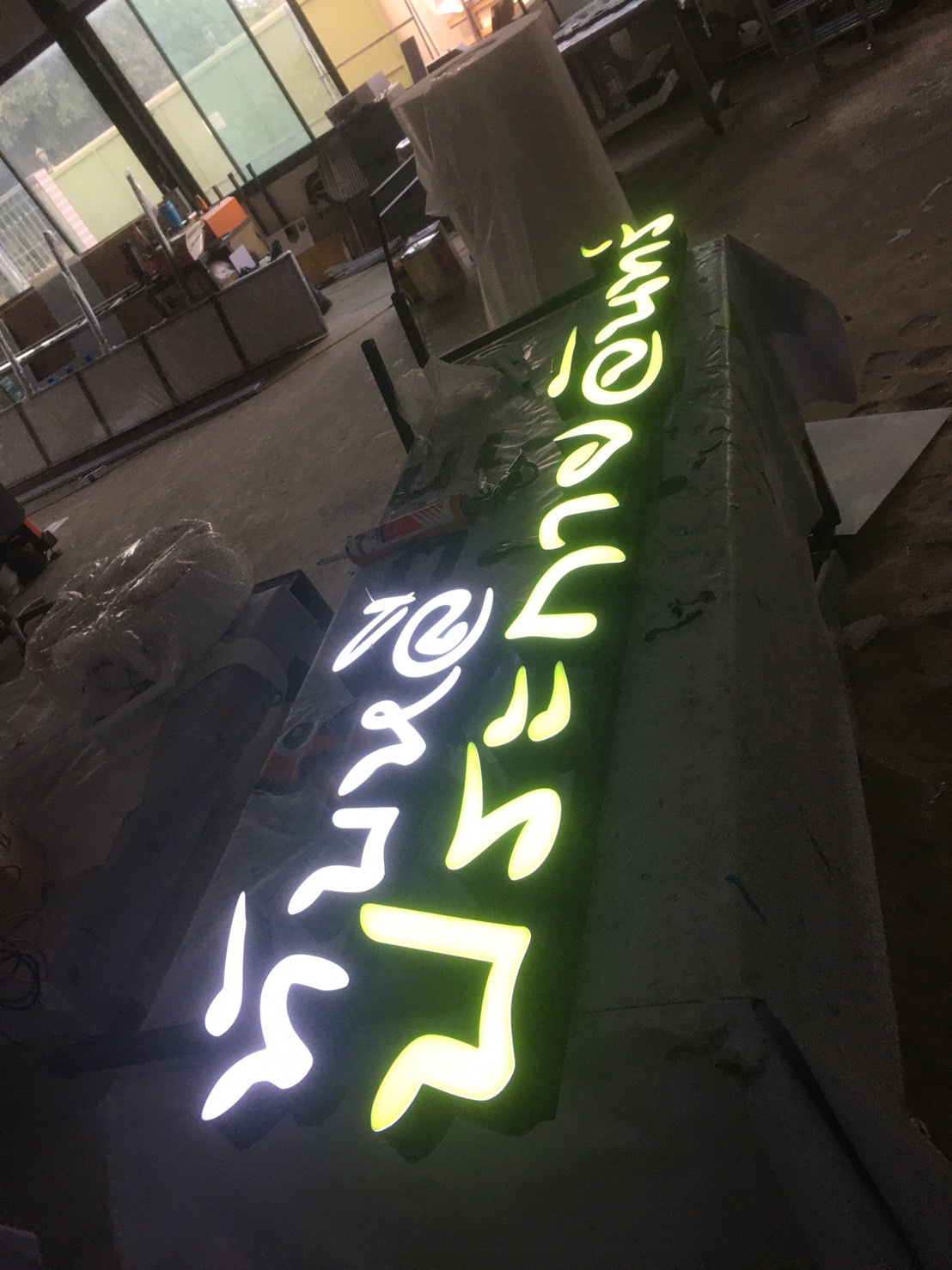 ป้ายตัวอักษรไฟออกหน้า งานทับหลี ประกายจันทร์