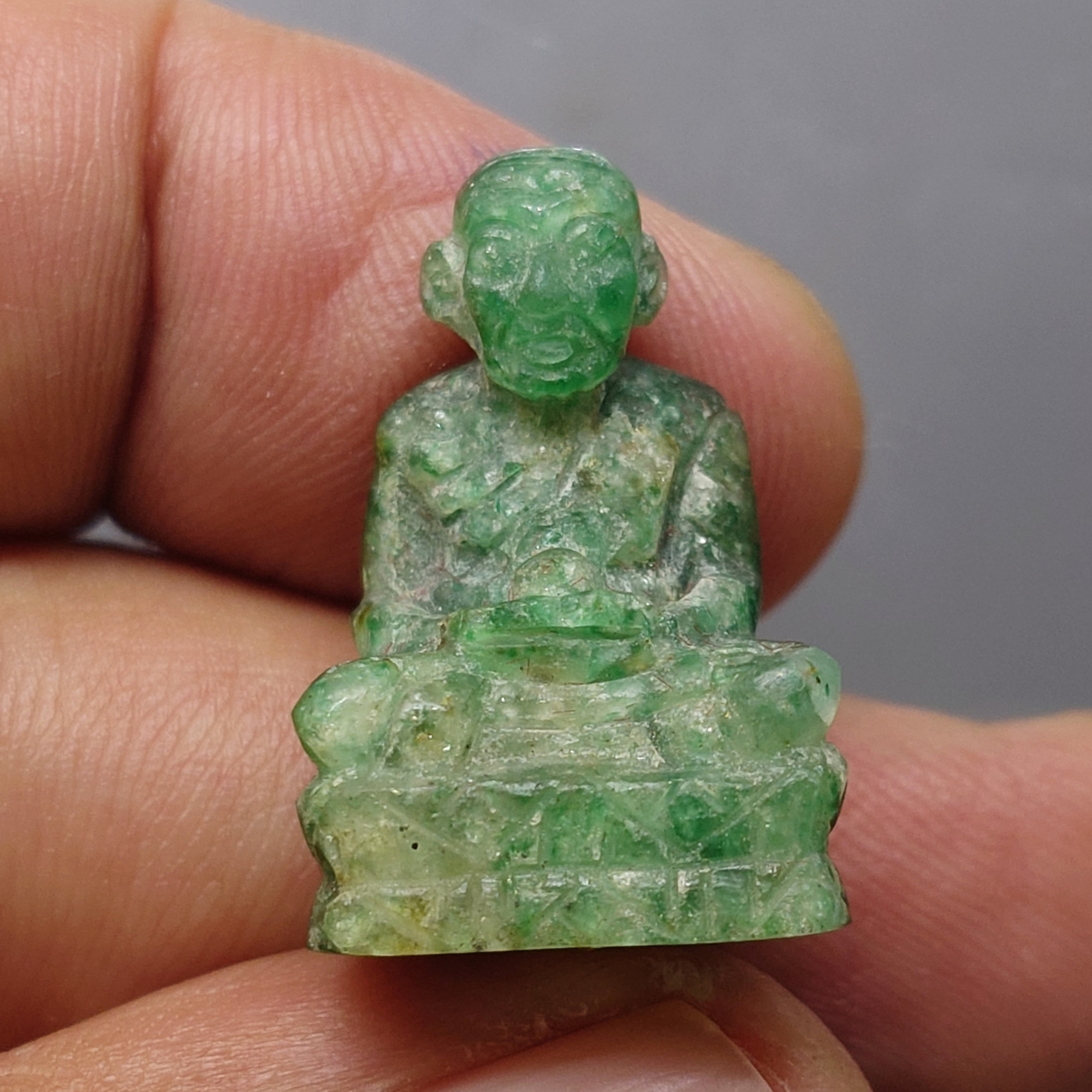 หลวงปู่ทวดหยก ลอยองค์ ใต้ฐานฝังหมุดทองคำแท้ วัดพะโคะ จ. สงขลา ปี 2543 พร้อมกล่องเดิม จัดสร้างโดย สมาคมชาวเพชรบุรี